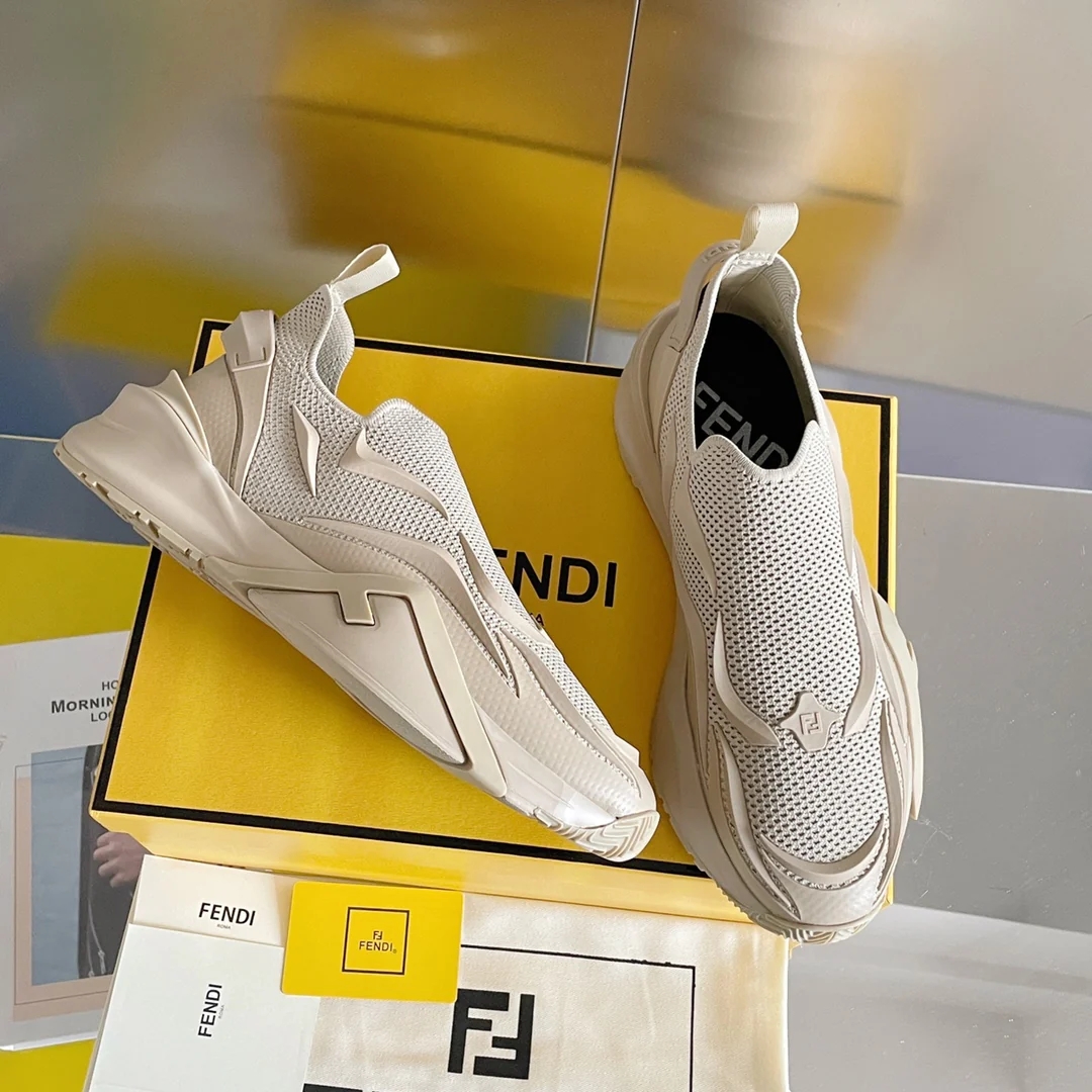 Новинка 2023 года от Fendi - кроссовки Flow Series Flyknit - абрикосовый цвет.