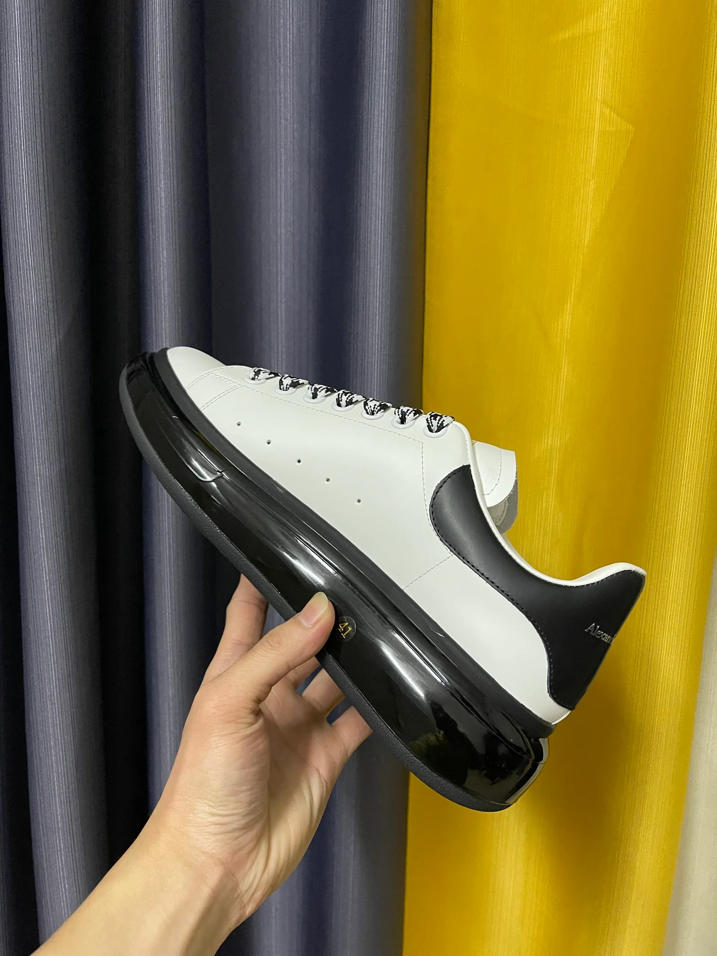 Классические белые кроссовки McQueen - унисекс - черная кожаная пятка - черная амортизирующая подошва