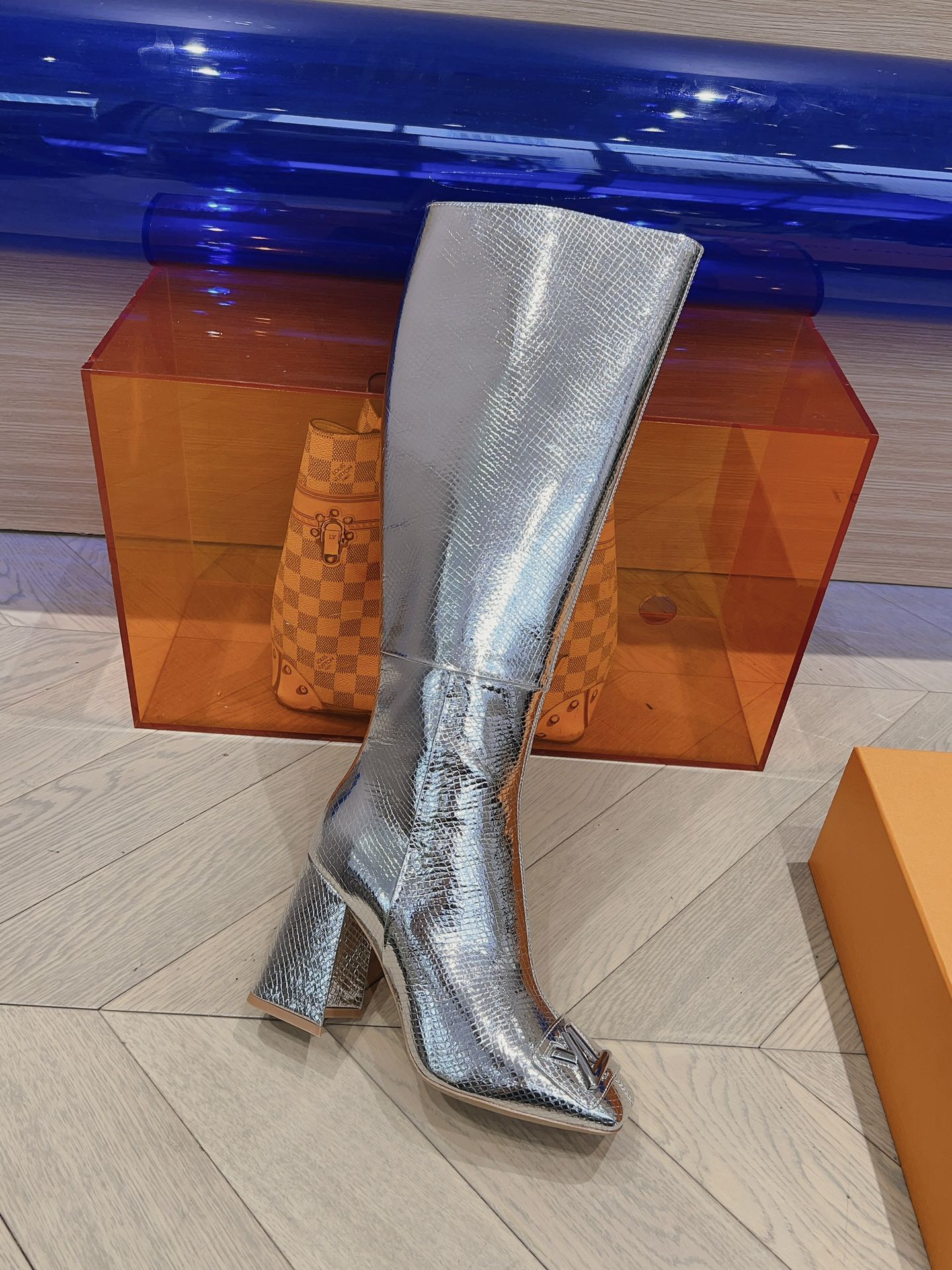 Новинки из бутика LV осень/зима 2023 — Ботинки с подиума — Массивные ботинки на высоком каблуке — Серебристые