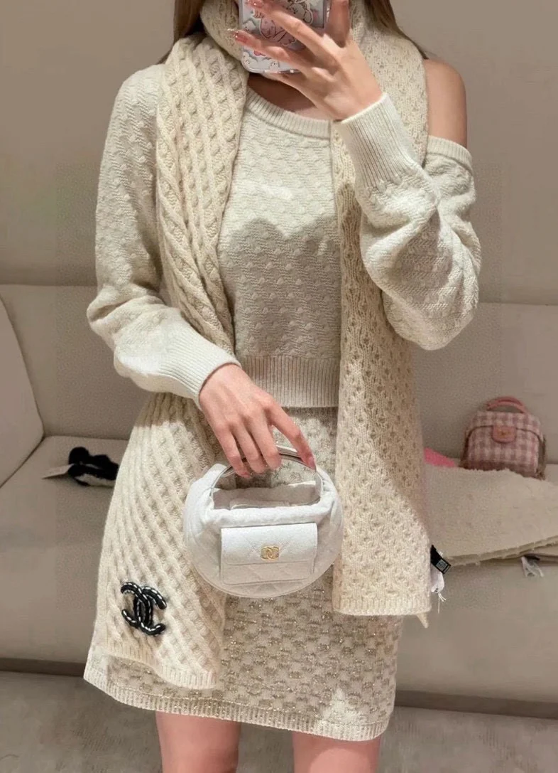 Вязаный шарф Chanel 2024 Double C Diamond Quilted Knitted Scarf - 30-160