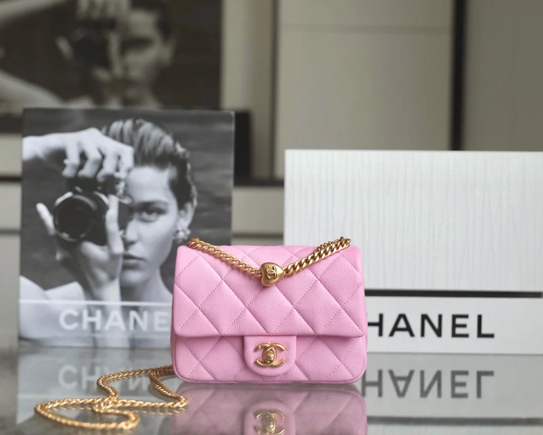 Новинка сезона весна/лето 2023 от Chanel - Сумка для тренировок в форме сердца - CF Bag - Средний размер - Светло-розовый
