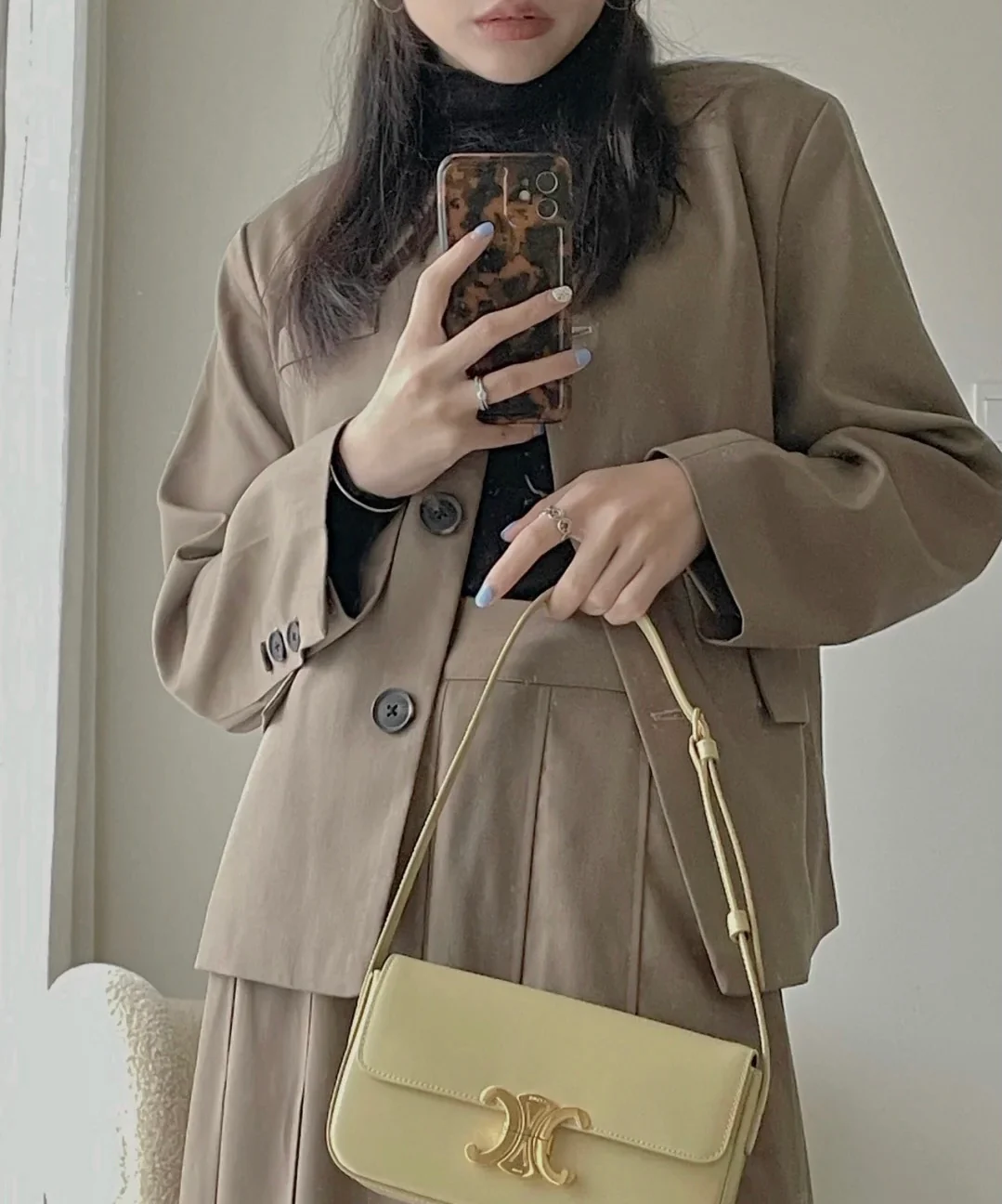 Кожаная сумка через плечо Celine Triomphe - желтая