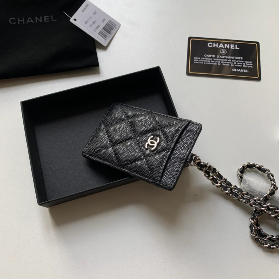 Держатель для удостоверений личности Chanel — черная кожа цвета личи с серебряной пряжкой.