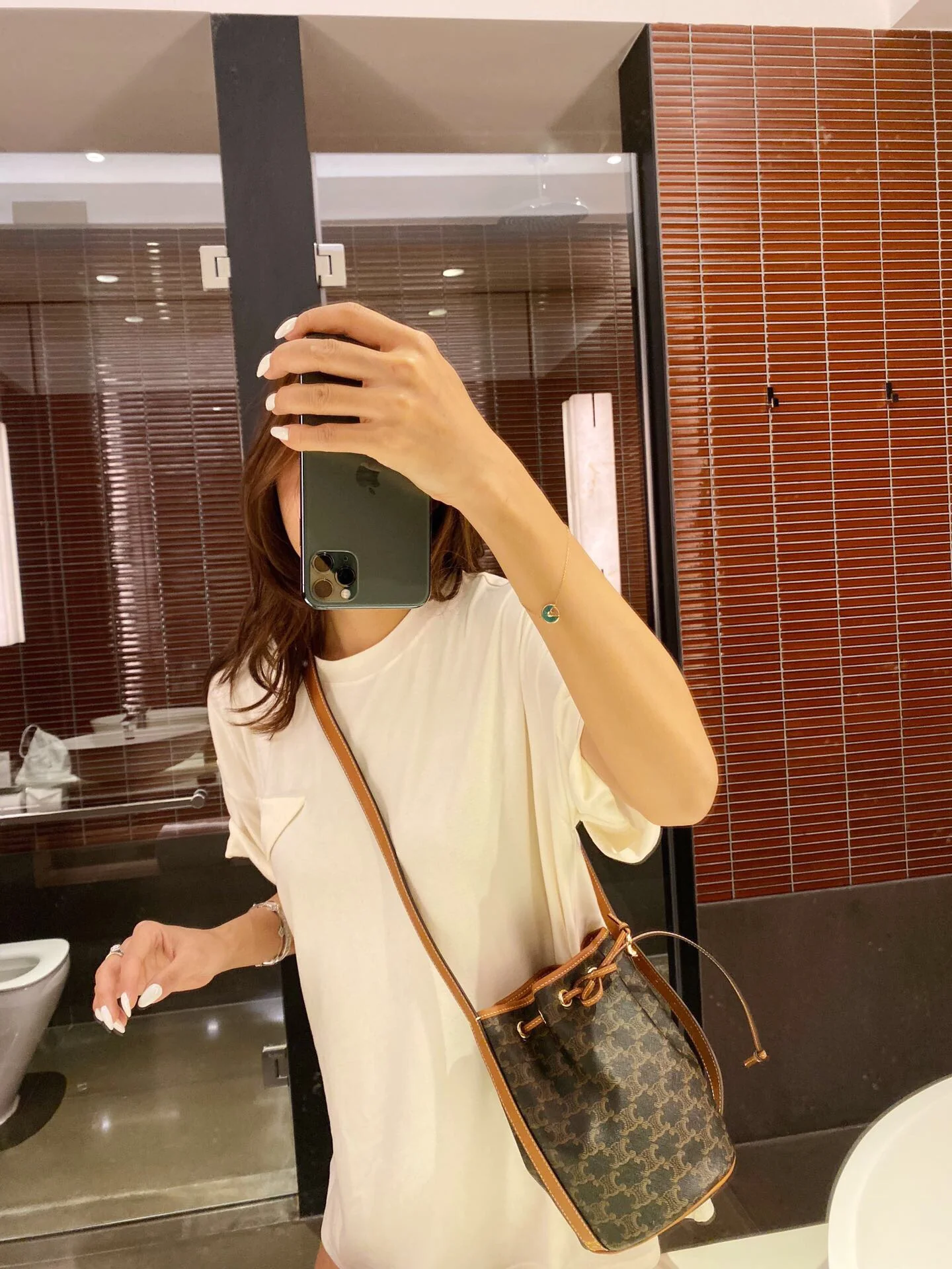 Маленькая холщовая сумка Celine Triomphe на завязках - желто-коричневая с монограммой.