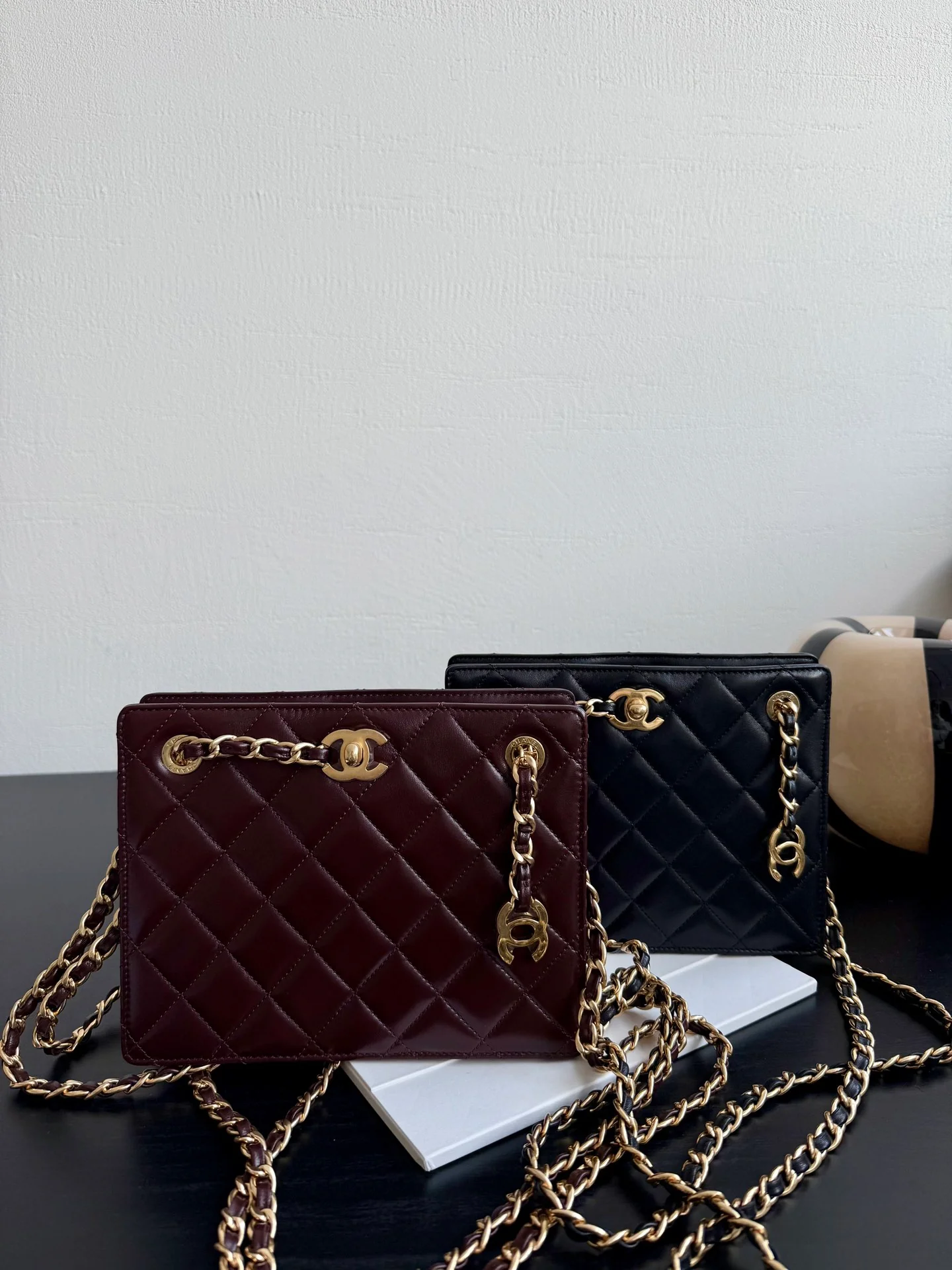 Винтажная квадратная вечерняя сумка Chanel из 24-каратного золота - черная.