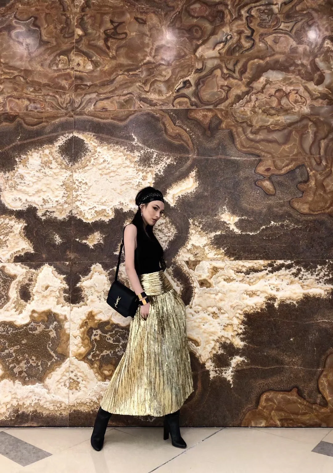 Сумка YSL Solferino Tofu Bag - Черная - 23 см - На фото: В образе.