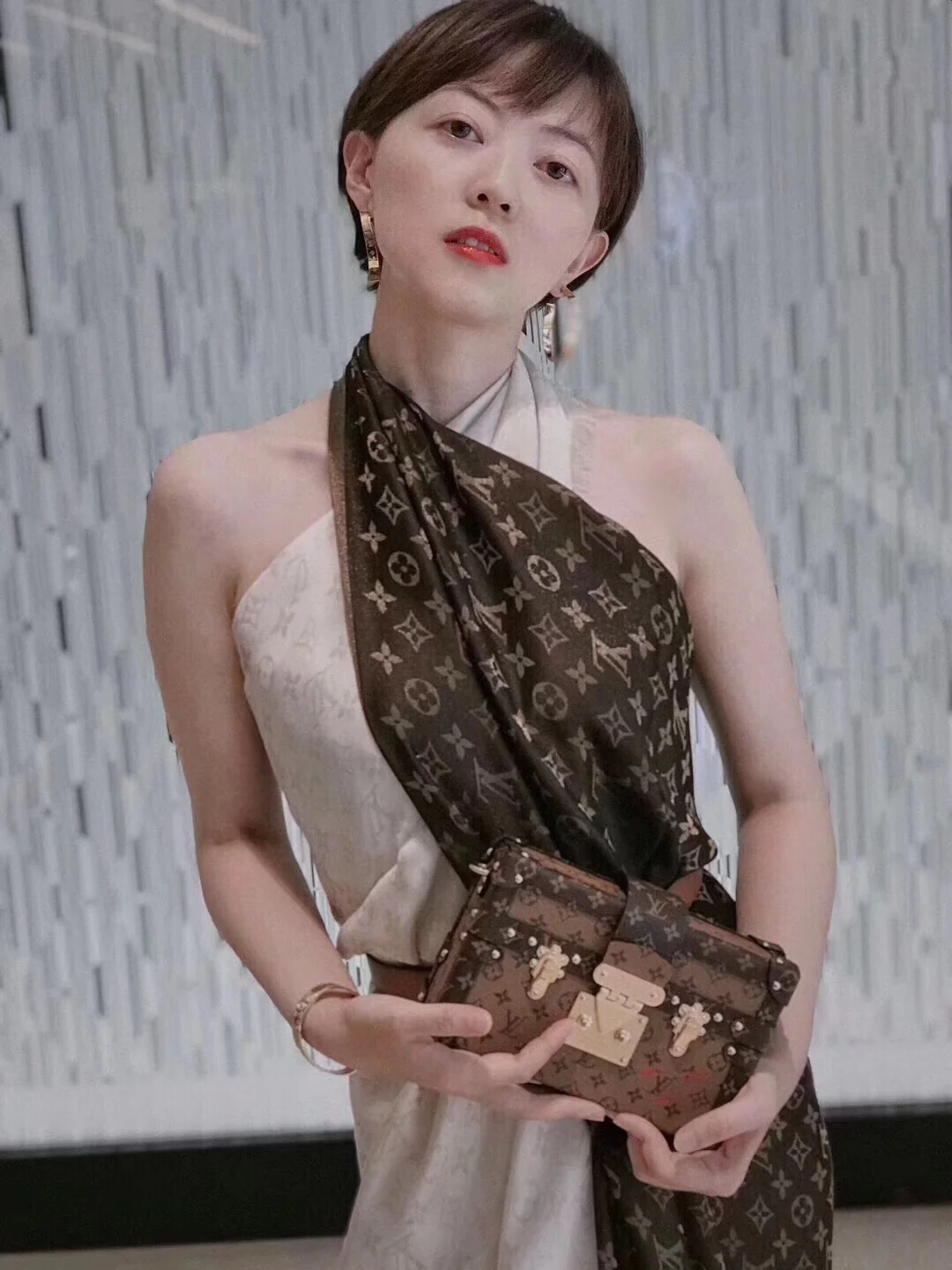 Шелковый платок LV 140 см - с монограммой на канве.