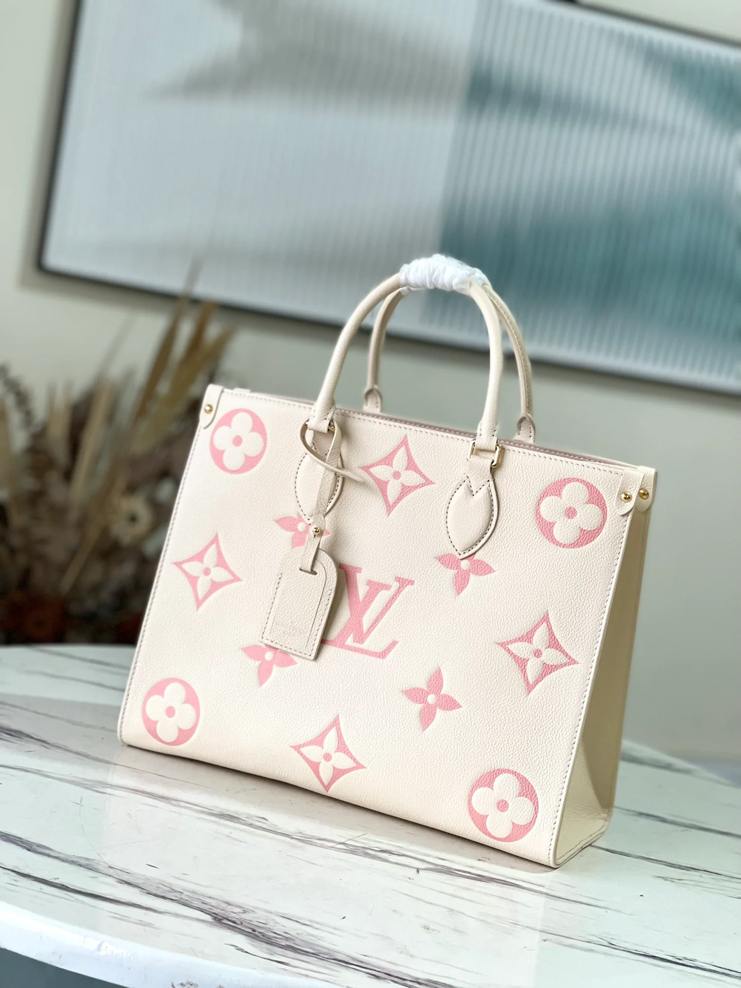 m45595-LV-onthego-tote-medium-cream white