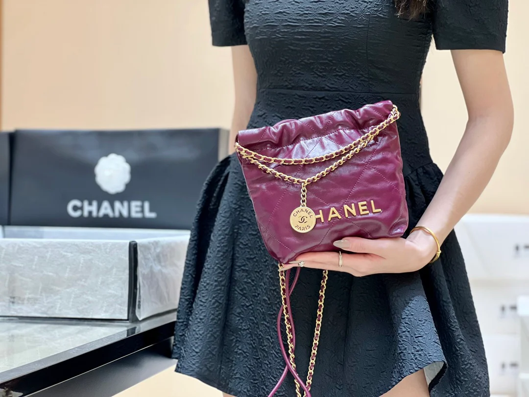Весенне-летняя коллекция Chanel - Маленькая сумочка Chanel No. 22 - Фиолетово-красная
