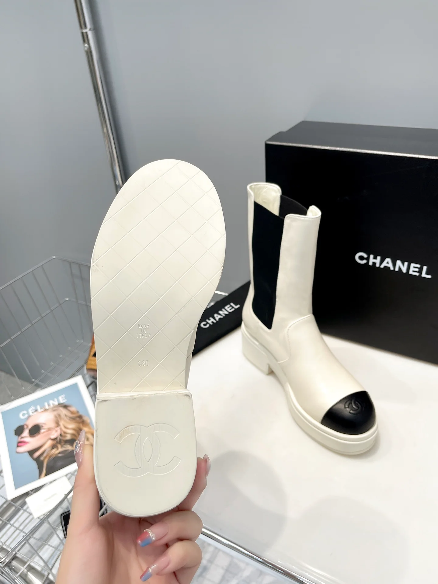 Коллекция Chanel осень/зима 2022: сапоги до середины икры премиум-класса, белые.