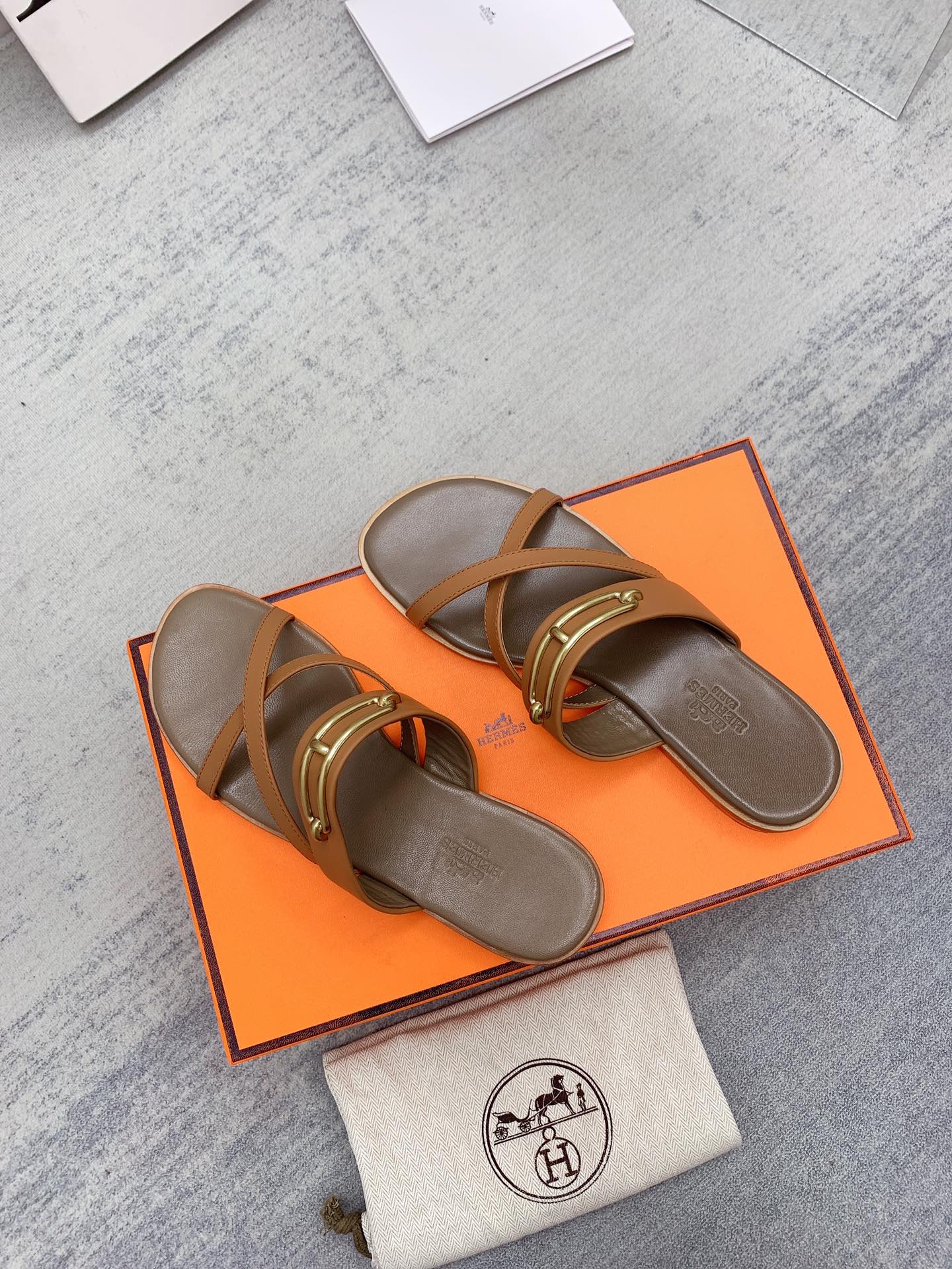 Новинка сезона весна/лето 2022 от Hermes - Текстурированные плоские тапочки - 2 шт.