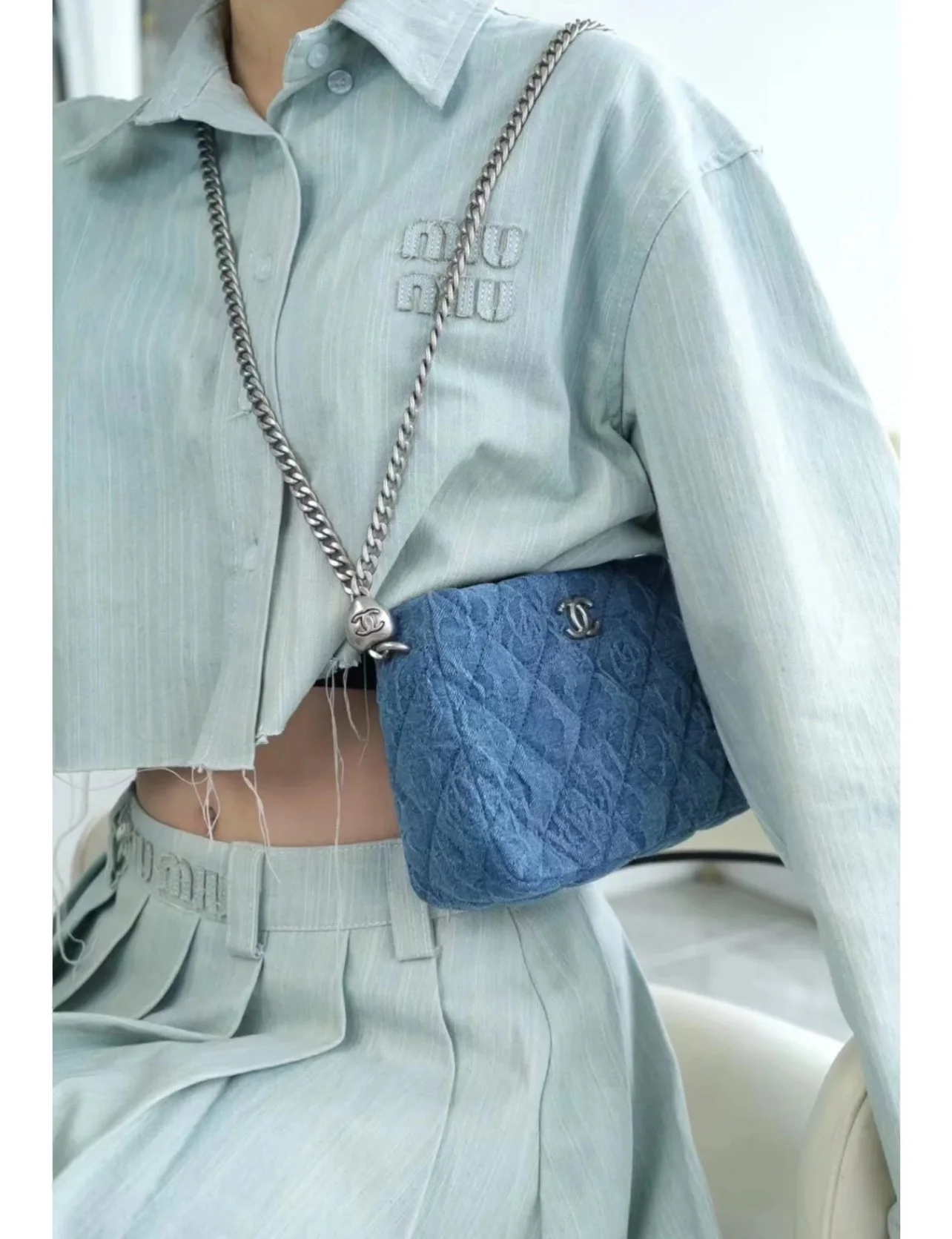 Коллекция Chanel Весна/Лето 2023 - Сумка-хобо из денима с застежкой в ??виде сердца и камелии