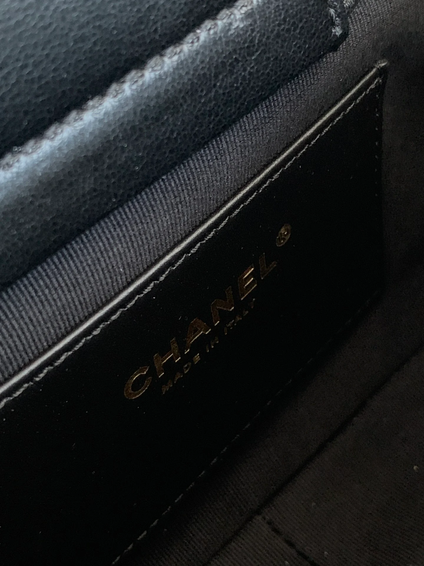 Сумка-хобо Chanel с массивной цепочкой в ??стиле хиппи — черная.