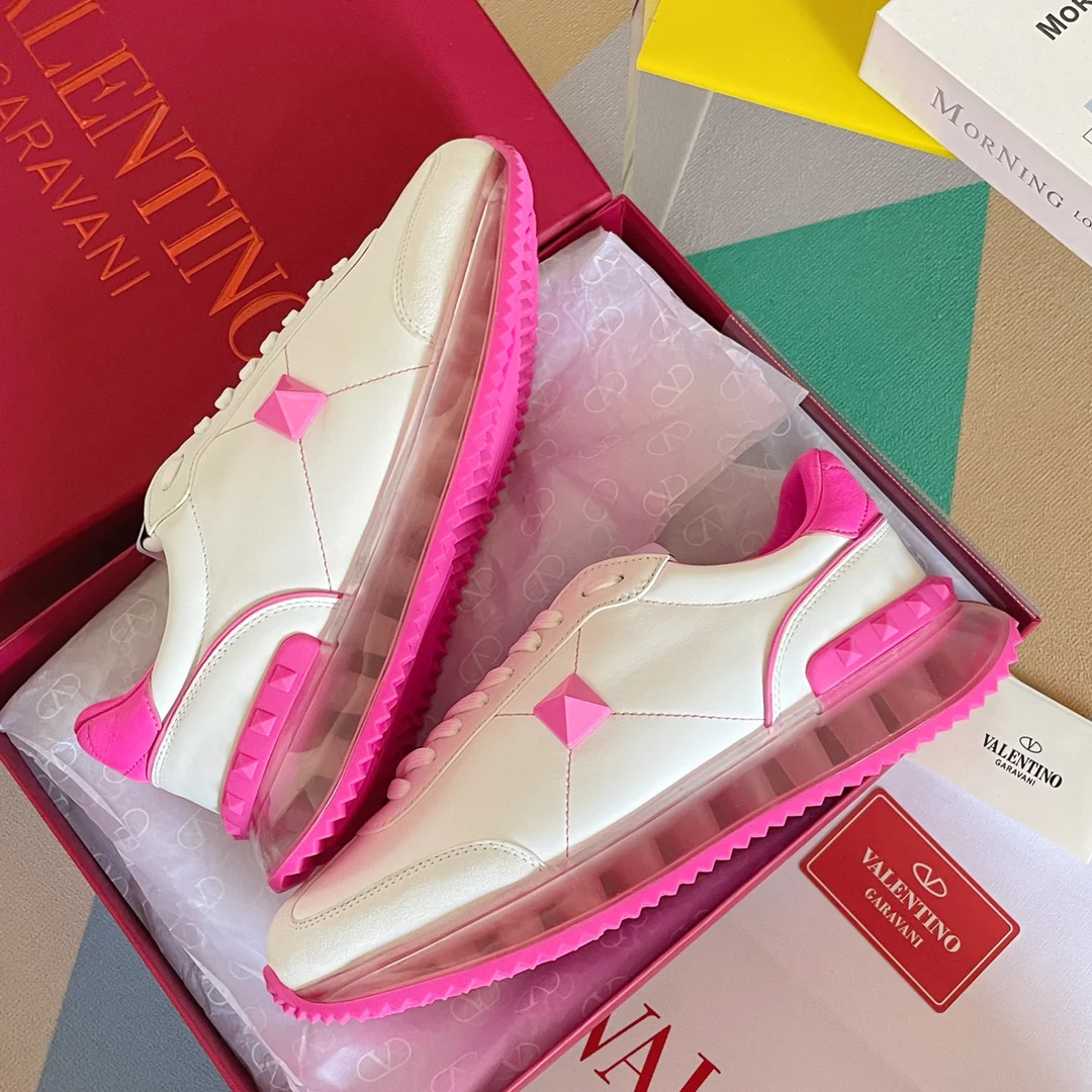 Valentino - Спортивные повседневные туфли с заклепками - Серия с заклепками по всей поверхности - Модель на воздушной подушке - Парный стиль - Розовая отделка