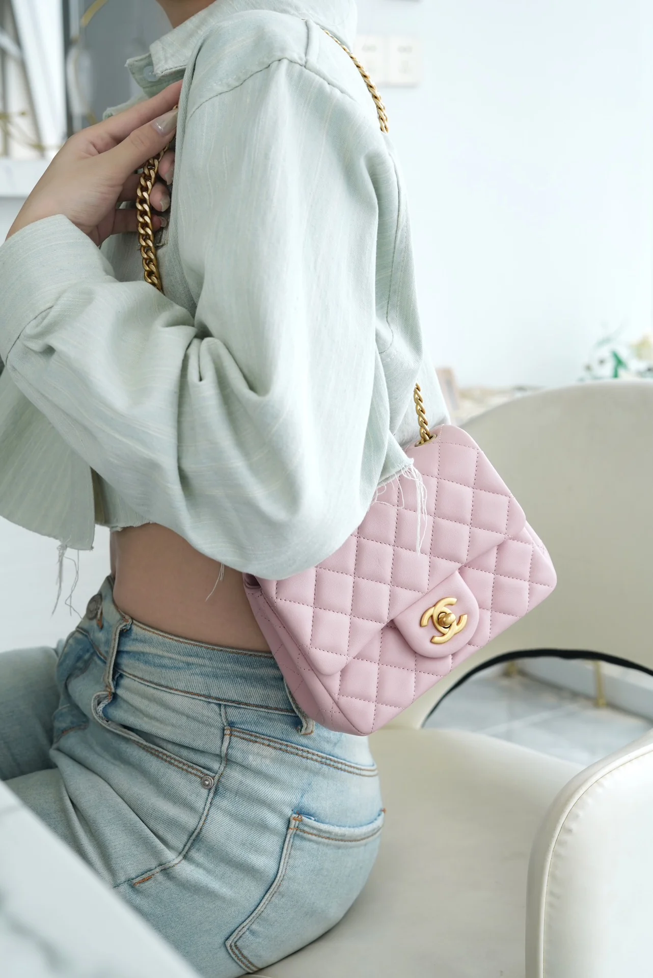 Пряжка Chanel 23 с декором в виде камелии - розовая