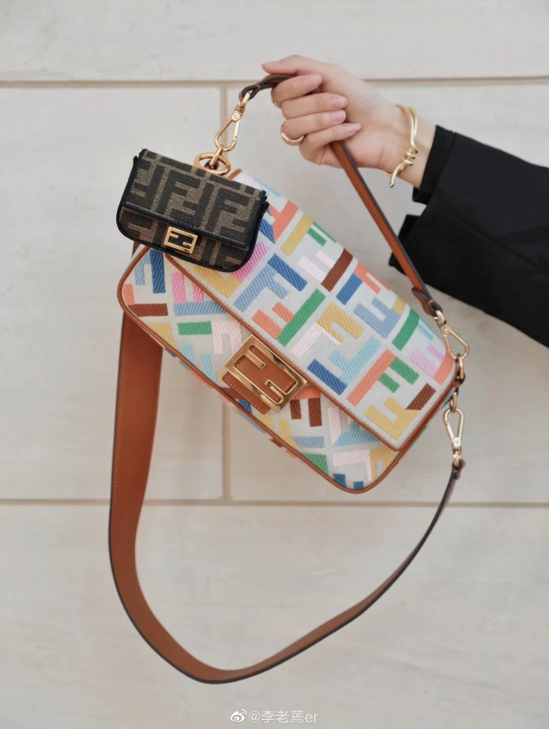 Сумка-багет Fendi — бежевая льняная с красочной вышивкой.