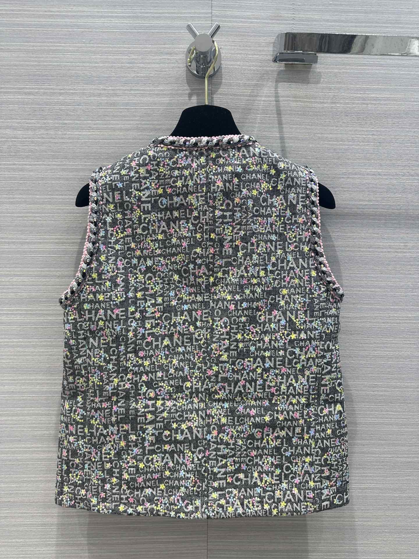 Chanel - 2403 - Весенне-летняя новинка. Жилет из прочной жаккардовой ткани с плетением из пряжи и бисерной отделкой.