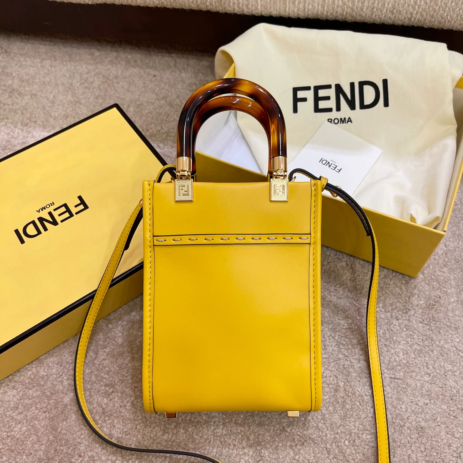 Мини-сумочка Fendi Sunshine желтого цвета