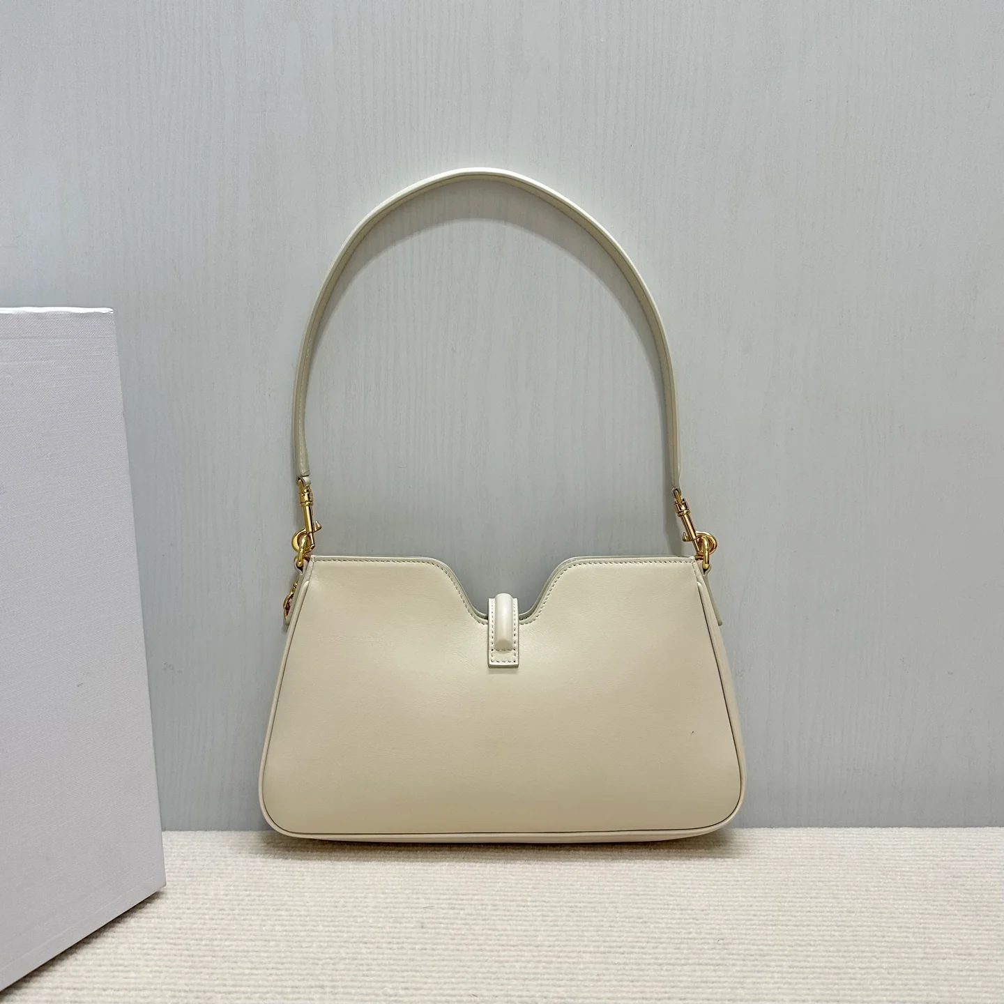 Сумка Celine Camille 16 из мягкой кожи с цепочкой - белая.