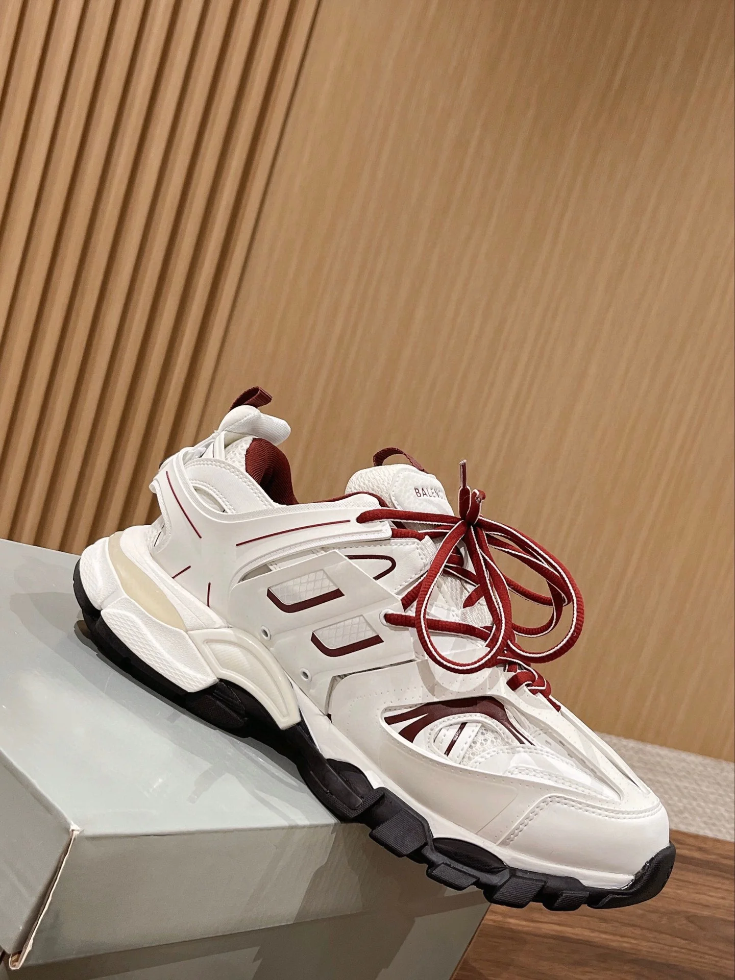 Кроссовки Balenciaga Track 3-0 (3-го поколения) Chunk - унисекс - белые с красными шнурками