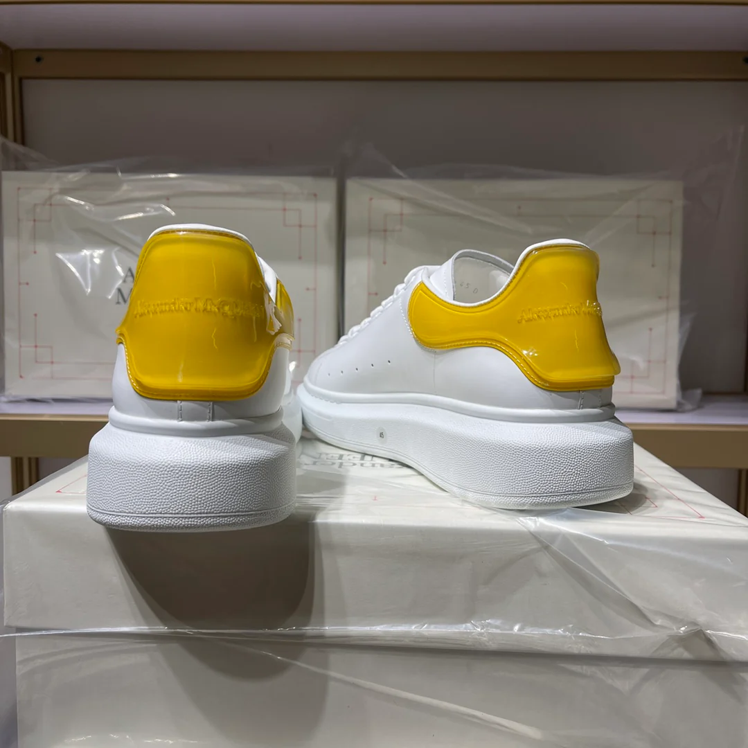 Классические белые кроссовки McQueen - унисекс - с желтой отделкой 