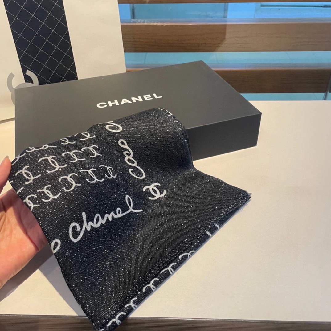 Chanel - Маленький шарф с двойной буквой С - 300 нитей, с бархатной вставкой в ??виде колец