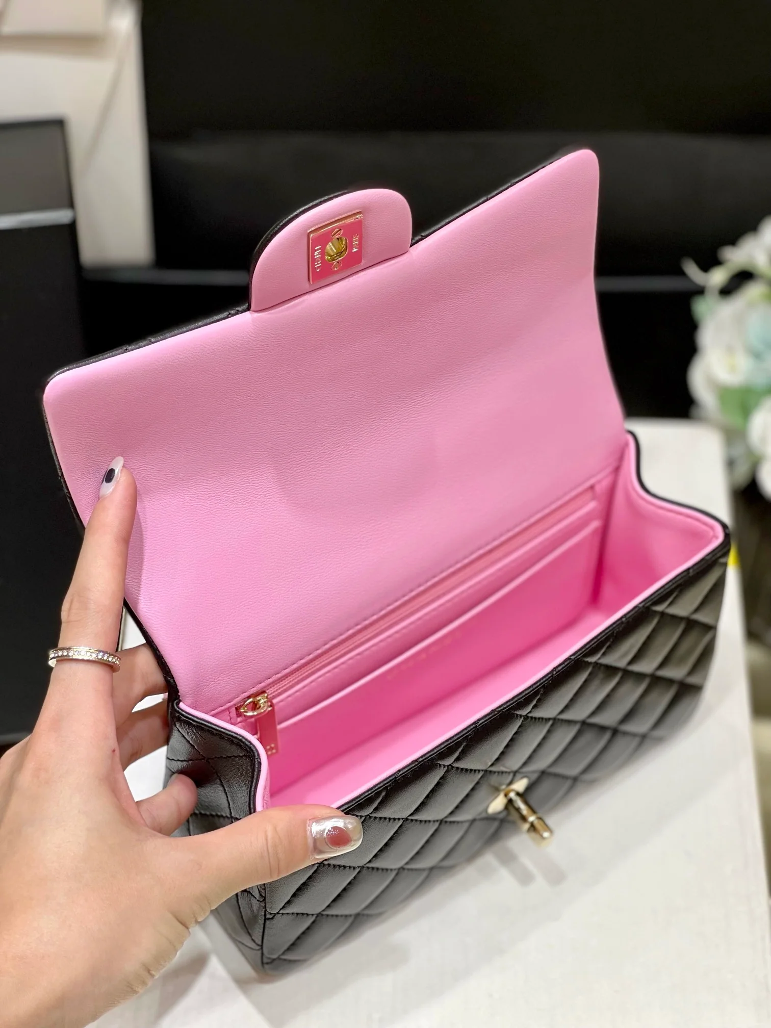 Новинка сезона весна/лето 2023 от Chanel - сумка CF - 20 см - черно-розовая