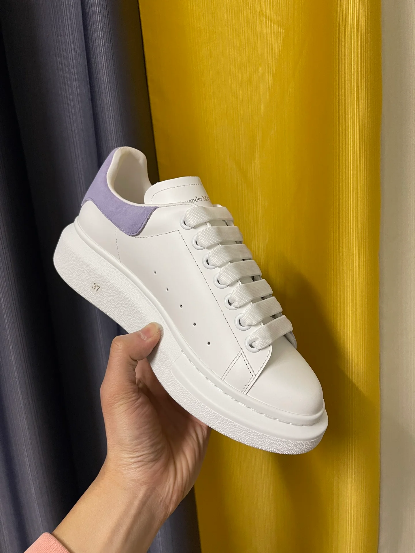 Классические белые кроссовки McQueen - светло-фиолетовый бархатный каблук