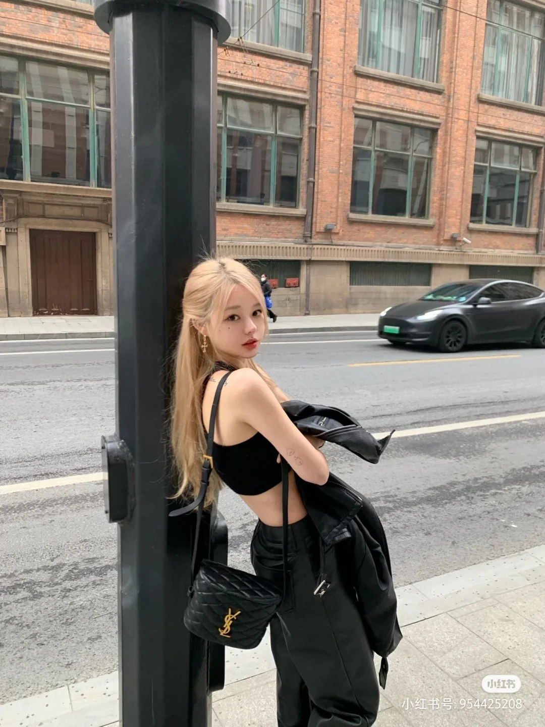 Сумка-бокс YSL June Box из стеганой овечьей кожи — черная — на фото.