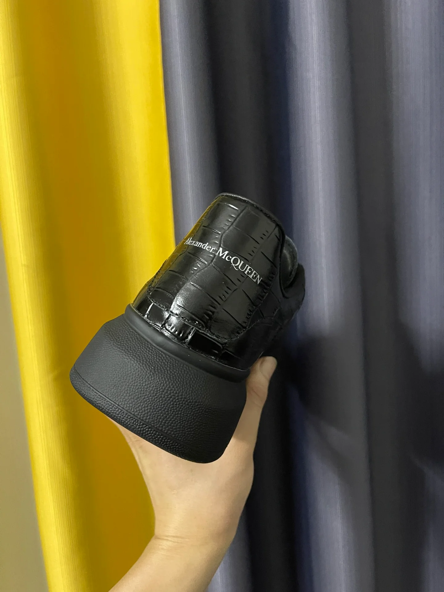 Классические белые кроссовки McQueen - унисекс - с черным крокодиловым рисунком