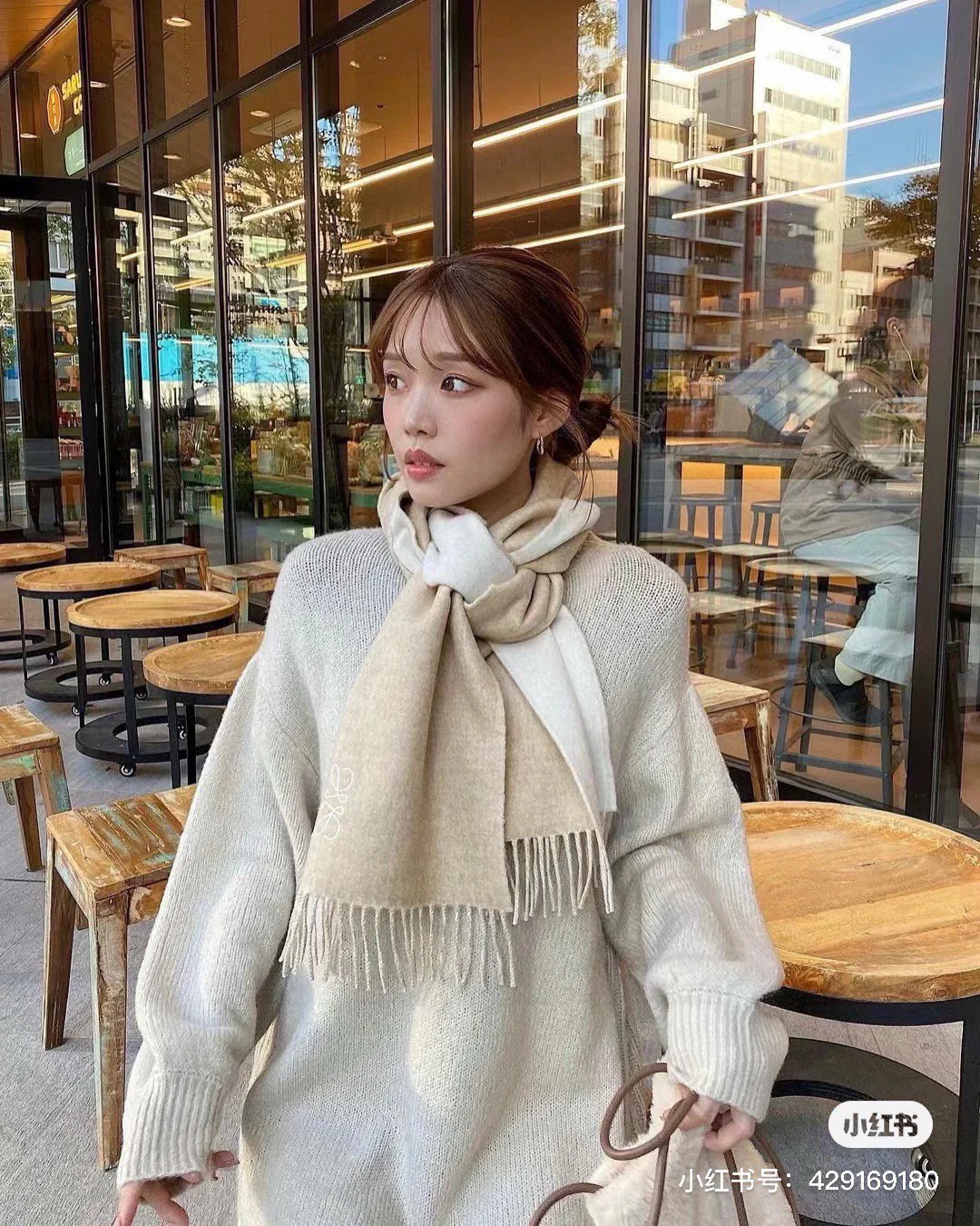 Двухцветный вязаный шарф Loewe с логотипом 2024 года — коричневый.