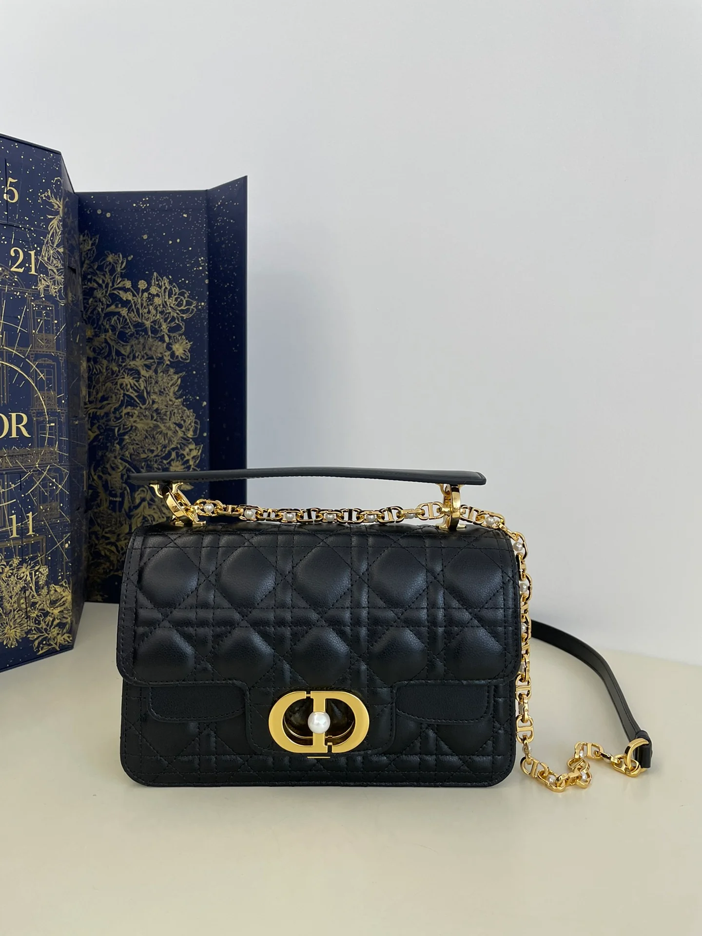 Сумка Dior Jolie с жемчужной цепочкой, черная, средний размер.