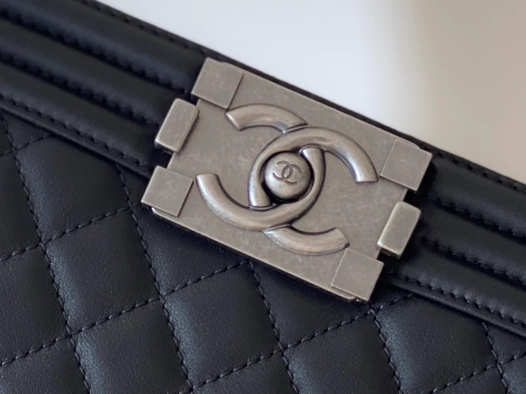 Мини-сумка Chanel Le Boy из черной телячьей кожи с винтажной серебряной пряжкой.