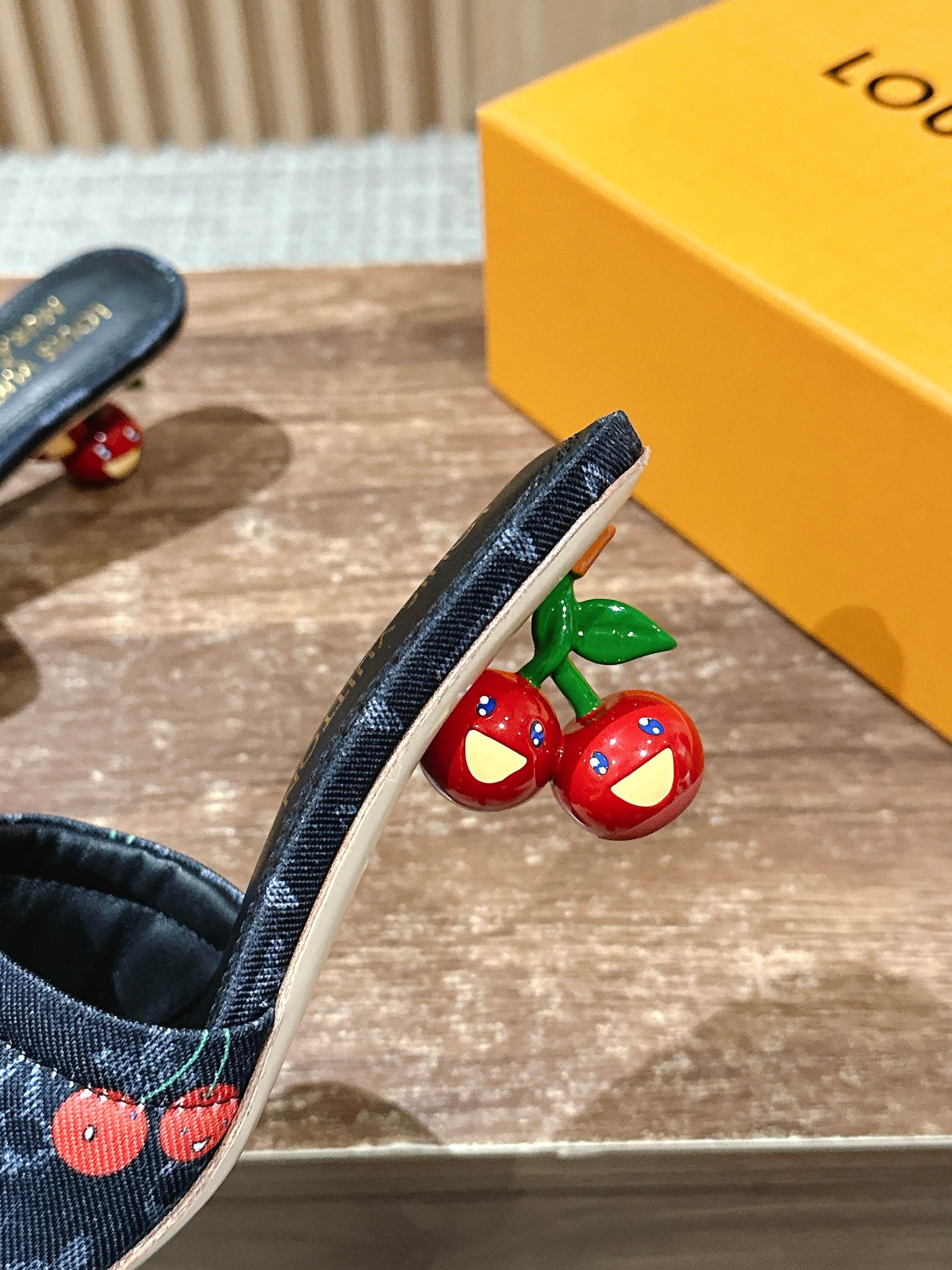 LV - Коллекция Такаши Мураками в стиле ретро - Сандалии на низком каблуке - Черные