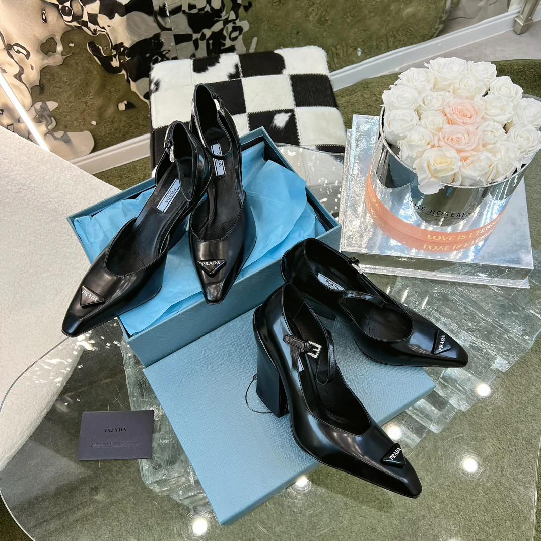Новинки Prada весна/лето 2023 - Коллекция Мэри Джейн - Туфли на массивном каблуке - Черные