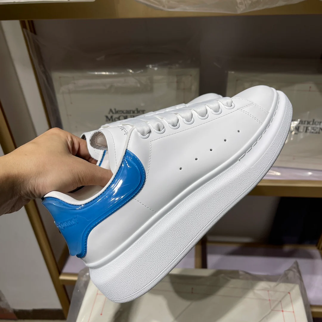 Классические белые кроссовки McQueen - унисекс - светло-голубая подошва из искусственного меха - премиум-издание