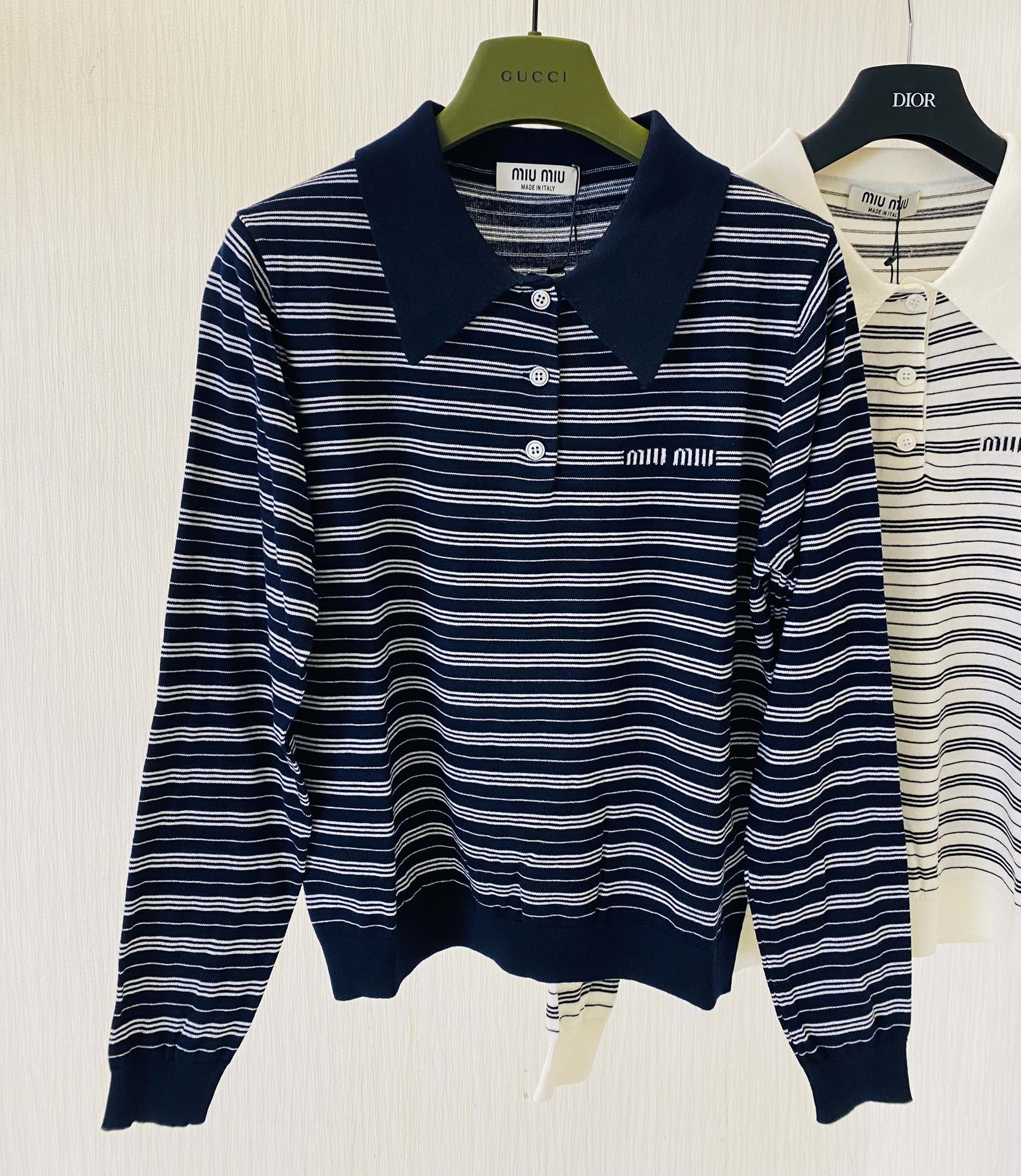 Miu Miu - 2404 - Новинка ранней весны. Вязаный свитер с длинными рукавами и воротником - темно-синий.