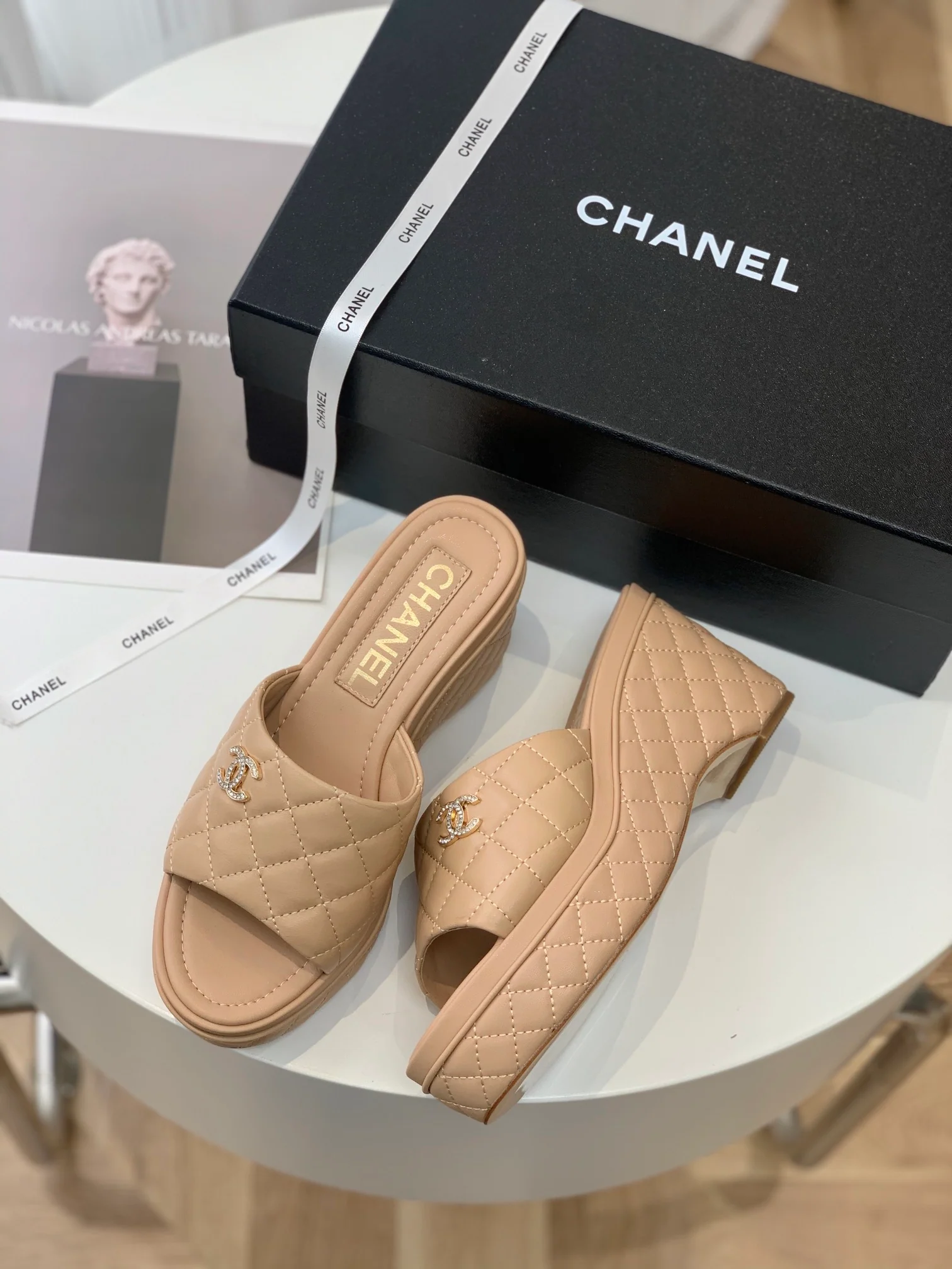 Новинка 2023 года от Chanel - Стеганые тапочки на платформе - Абрикосовый цвет