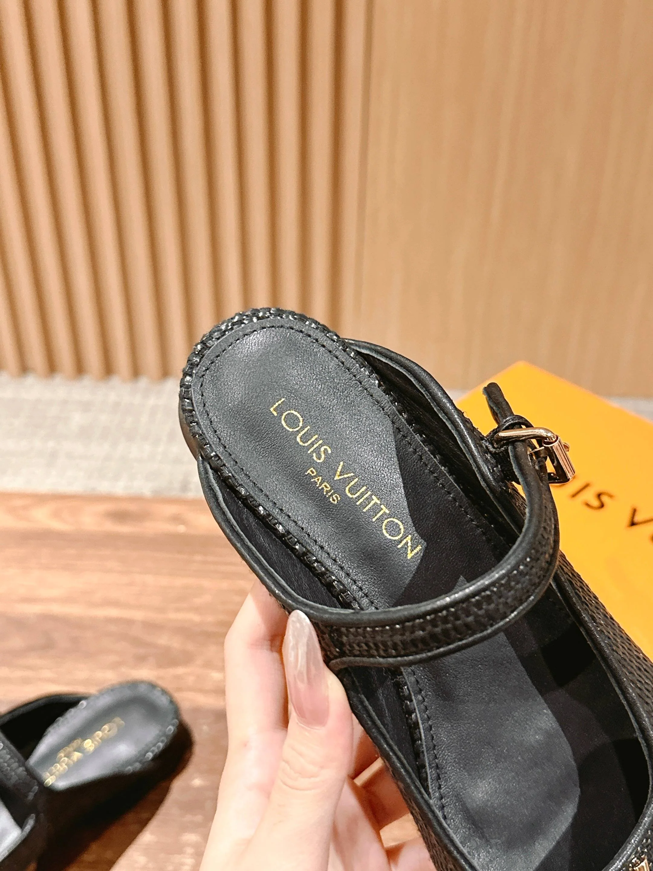 LV - Закрытые домашние тапочки - Черные