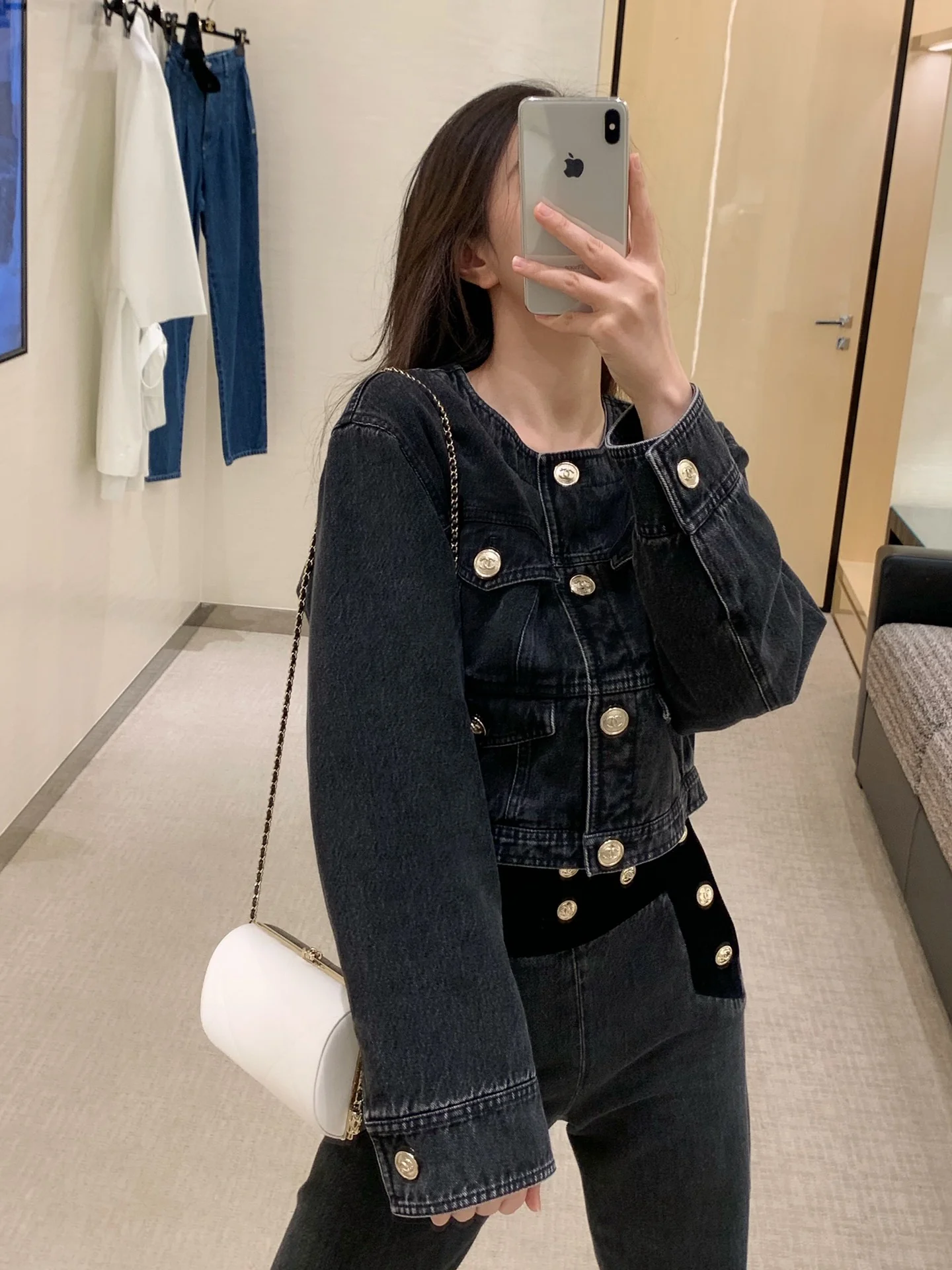 Вечерняя сумочка Chanel из коллекции Métiers d'Art 2020, черно-белая.