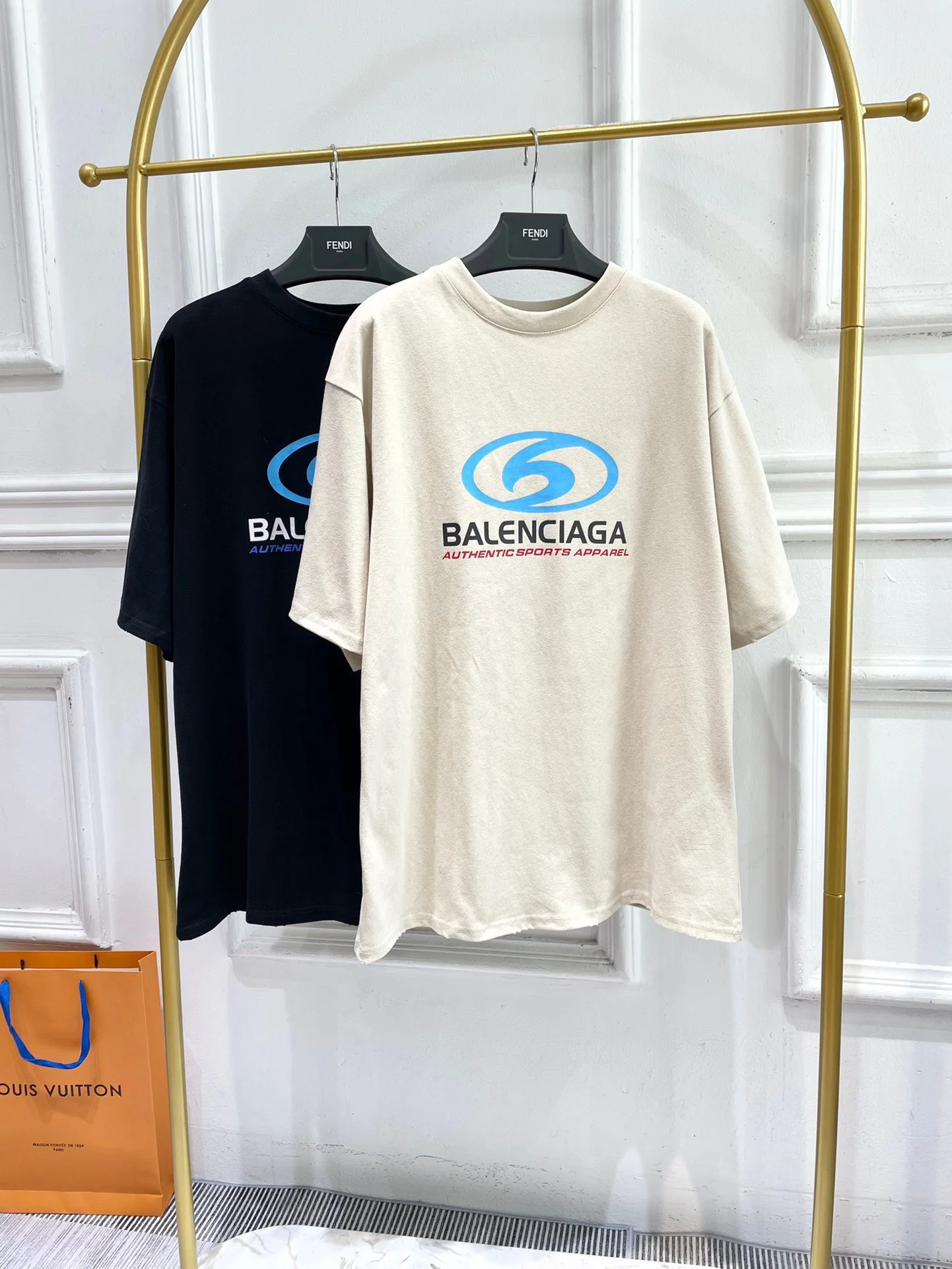 Футболка Balenciaga 2403 Surfer Maxi Loose Cotton Short-Sleeve Tee абрикосового цвета.