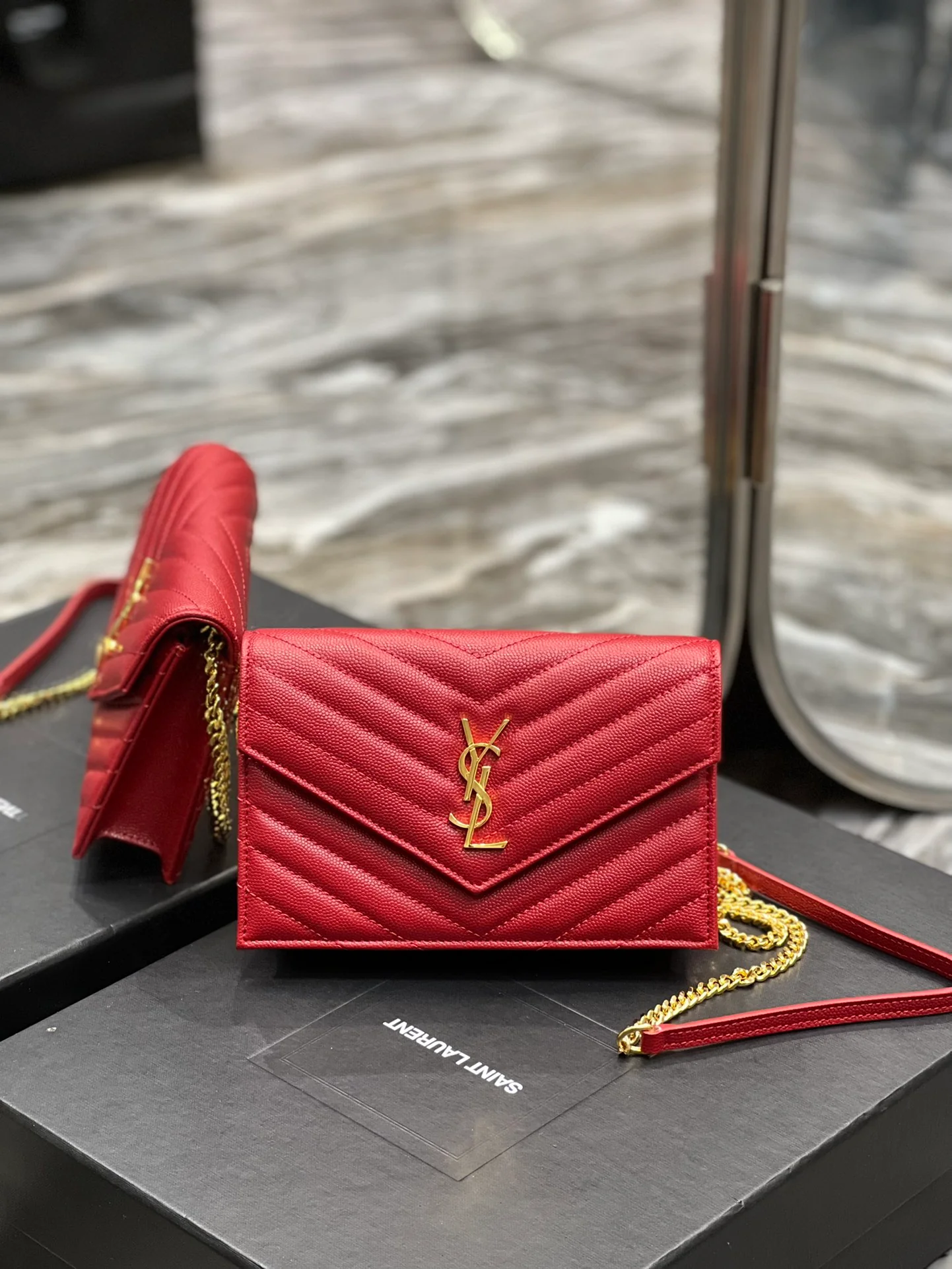 Сумка YSL WOC из икорной кожи, маленькая, красная.