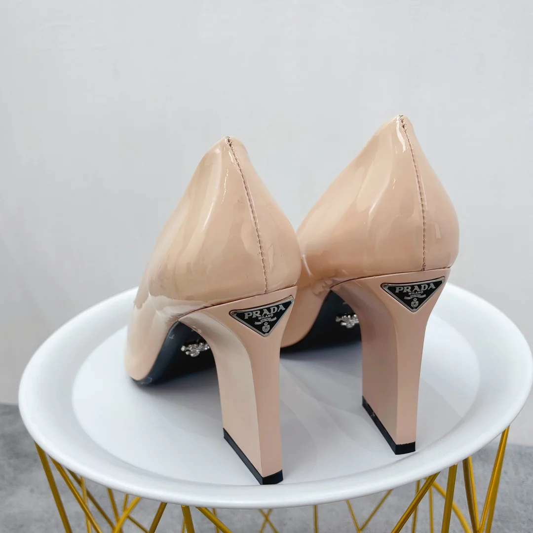 Новинка сезона весна/лето 2022 от Prada — туфли на массивном высоком каблуке.