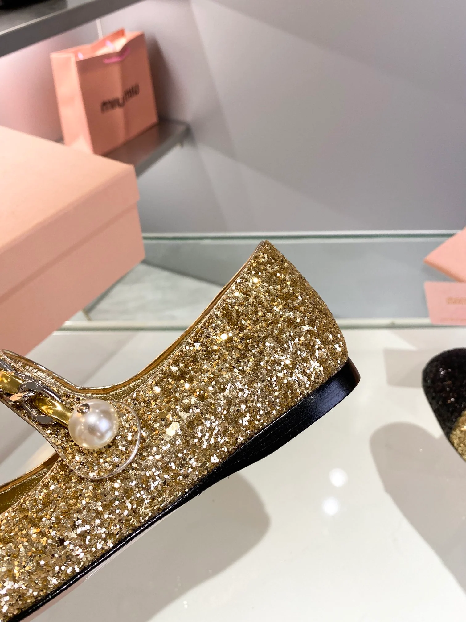 Новинка осенне-зимней коллекции Miu Miu 2023 — балетки со стразами — золотые.