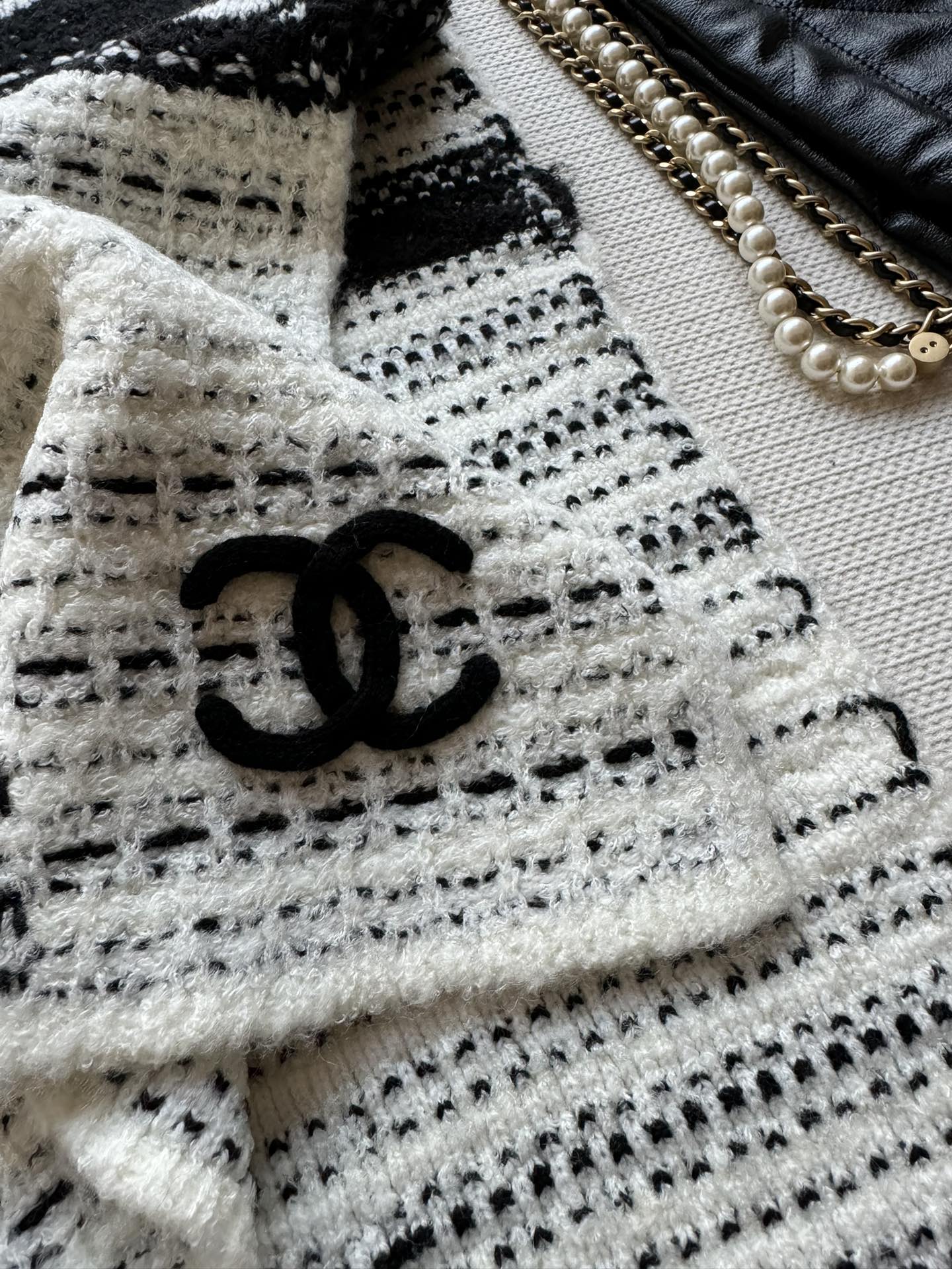 Вязаный полосатый шарф Chanel 2024 — белый