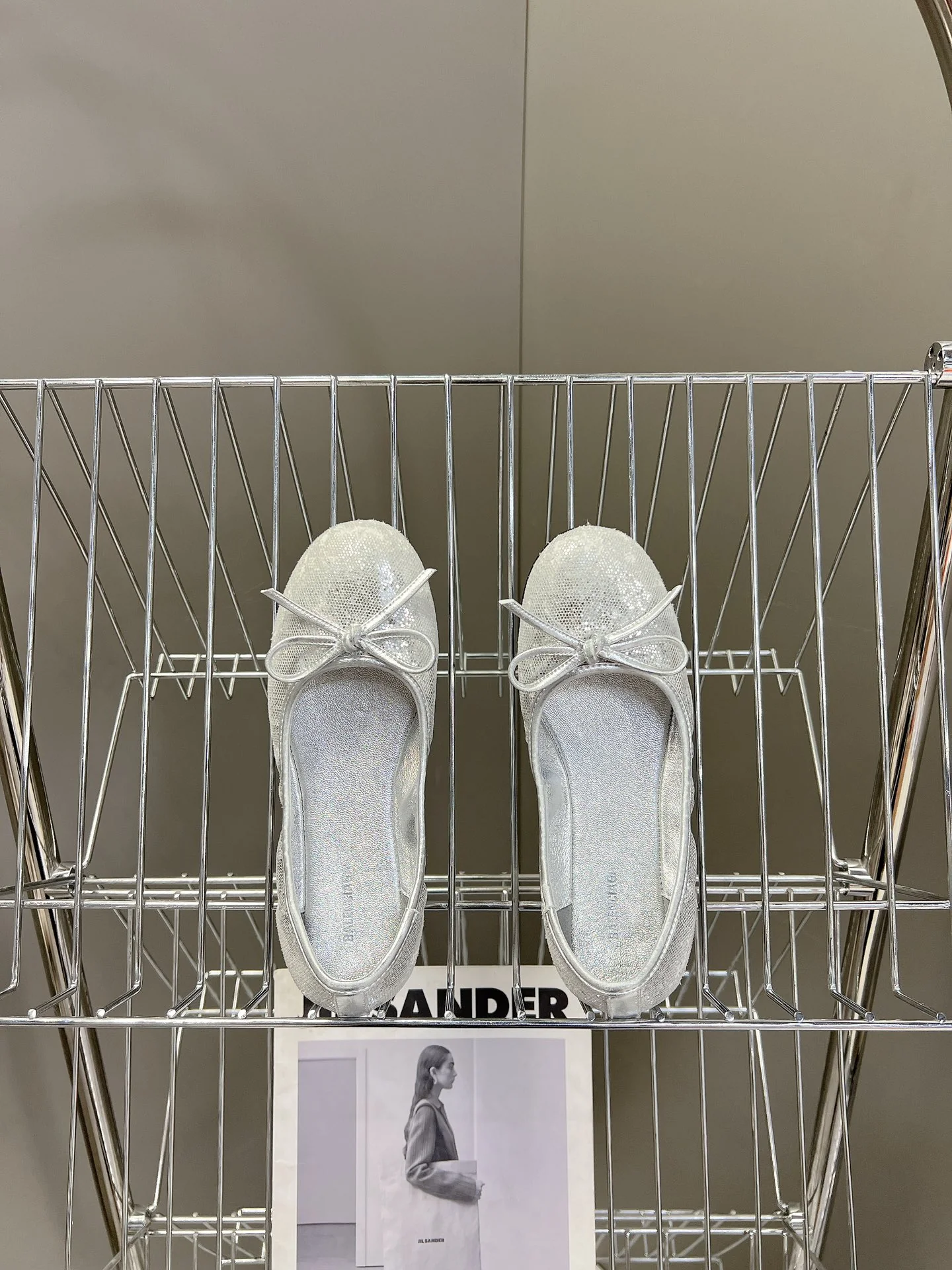 Коллекция Balenciaga 2023 года с подиума - Балетки - Серебристые