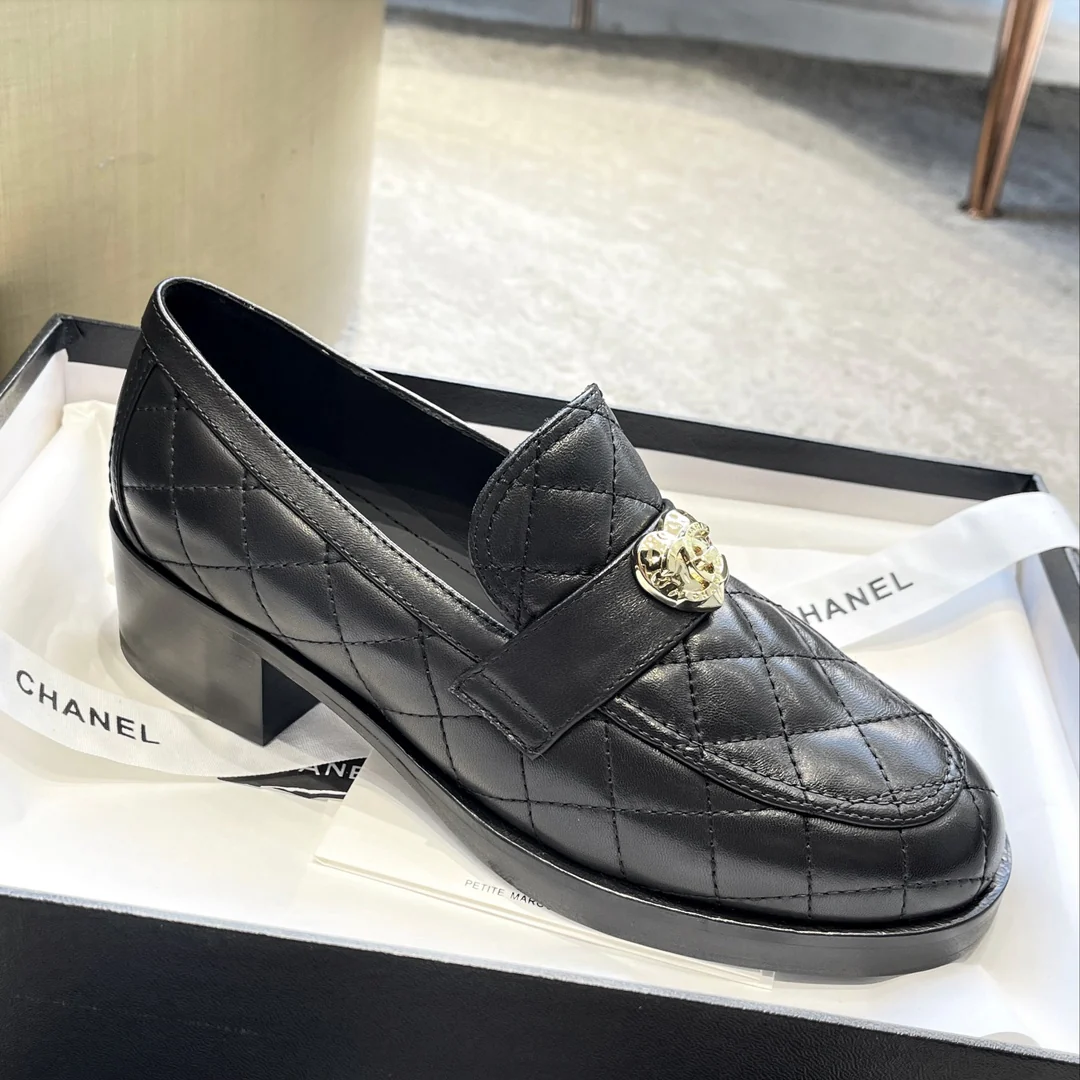 Новинка сезона весна/лето 2023 от Chanel — массивные лоферы в форме сердца с пряжкой.