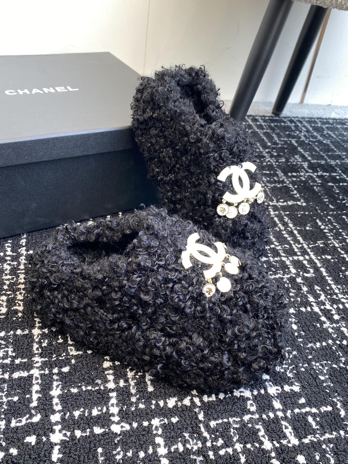 Меховые тапочки Chanel 2024 - черные