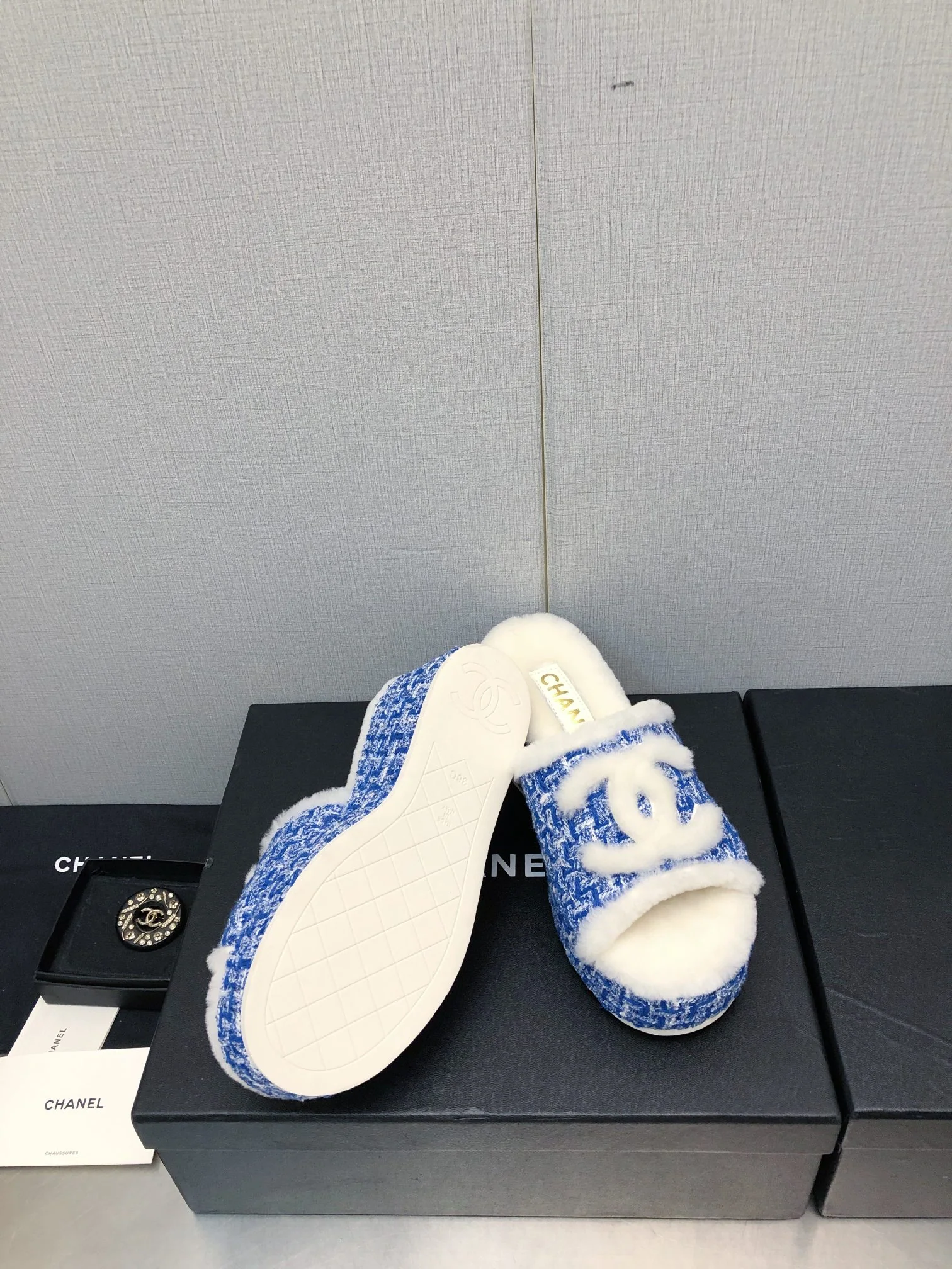 Новинка сезона осень/зима 2023 от Chanel - шерстяные сандалии в клетку - темно-синие.