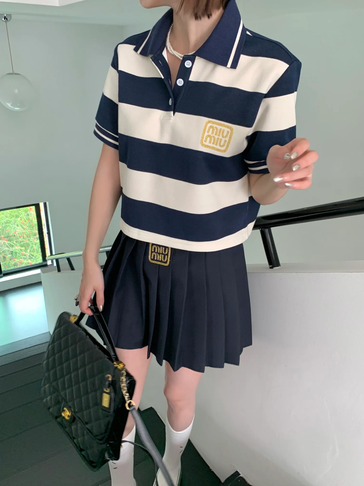 Комплект Miu Miu-2404-24ss: повседневная рубашка-поло и плиссированная юбка.